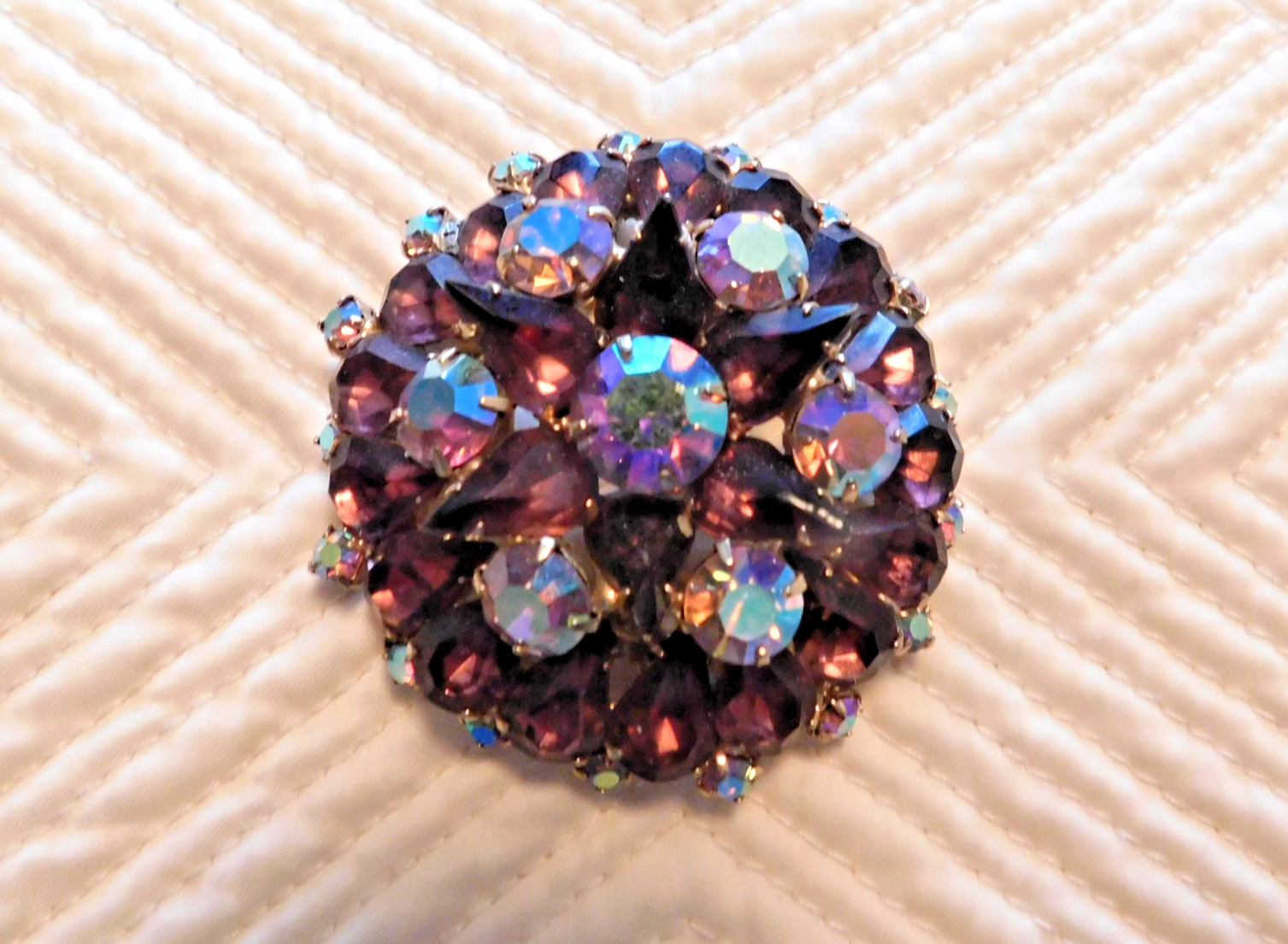 VINTAGE 1940’s SIGNED PENNINO PURPLE AURORA BOREALIS DOMED RHINESTONE BROOCH