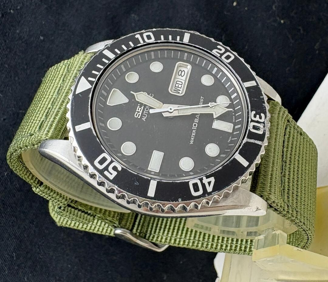 Seiko 7S26-0040 Men’s Diver Automatic Black Dial Day Date Watch 41mm Vintage