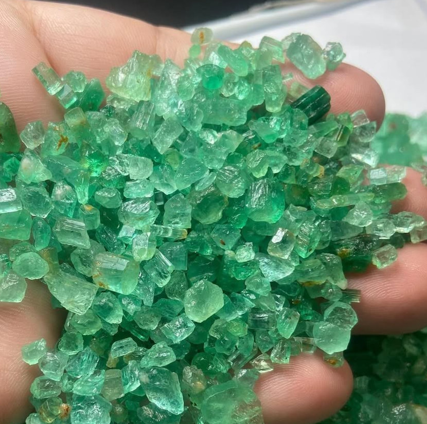100 Pices Emerald Rough, Natural Colombian Emerald Rough, Size 3to5mm.