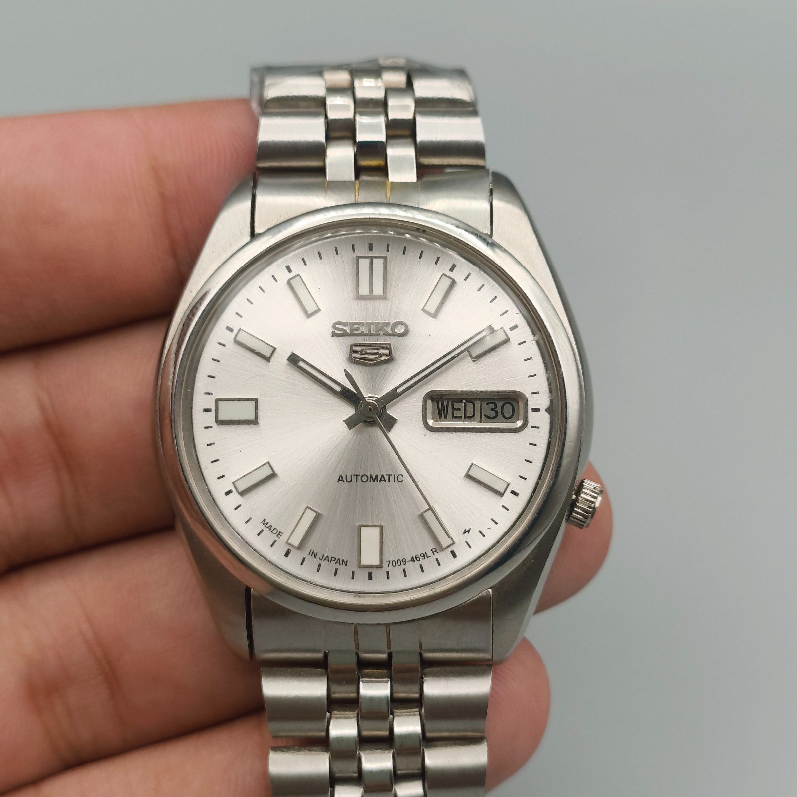 Vintage Seiko 5 Automatic 7009 Mens Watch White Dial 37 mm Day Date Japan Made