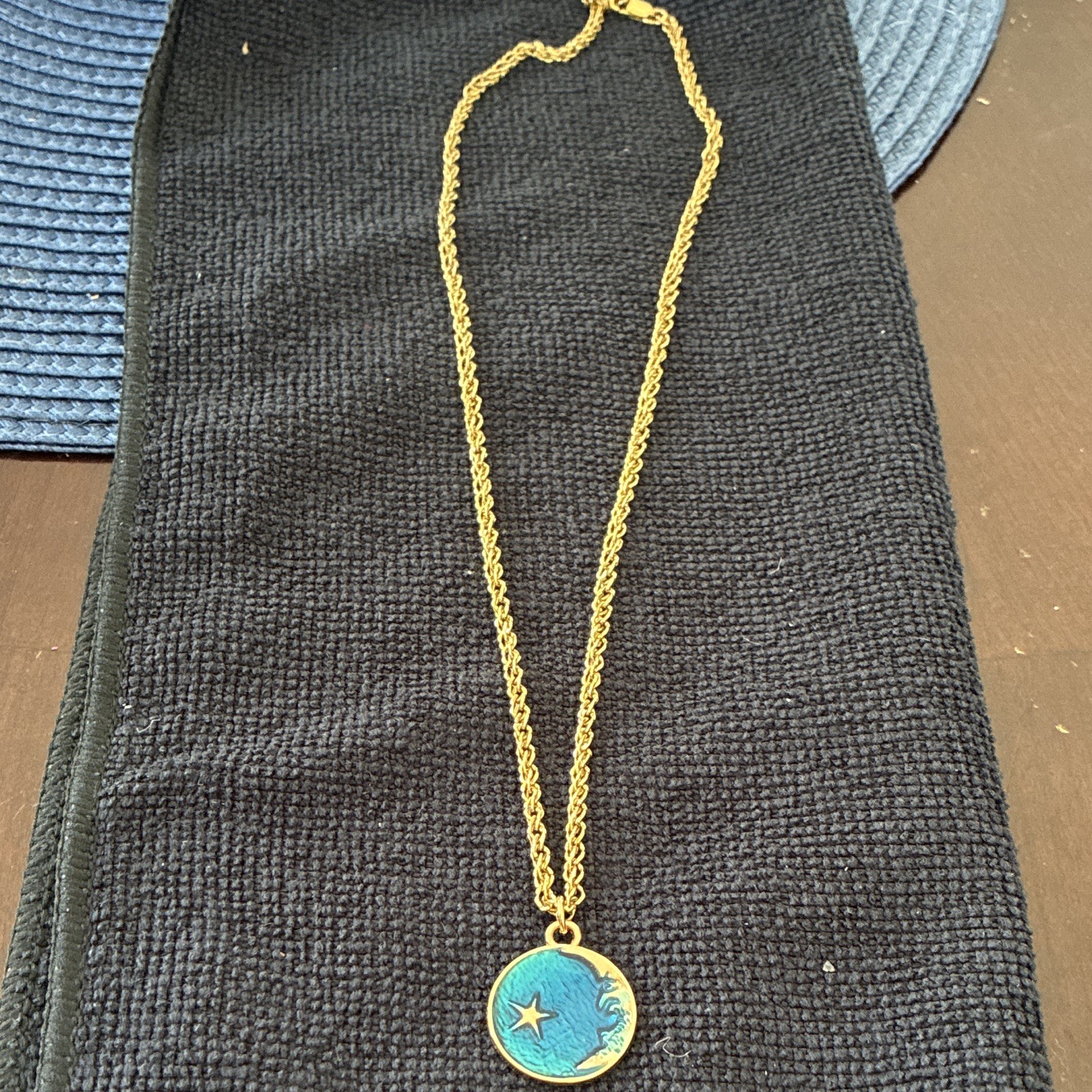 Beautiful Gold Tone, 20 Inch Rope Chain With Pendant ￼