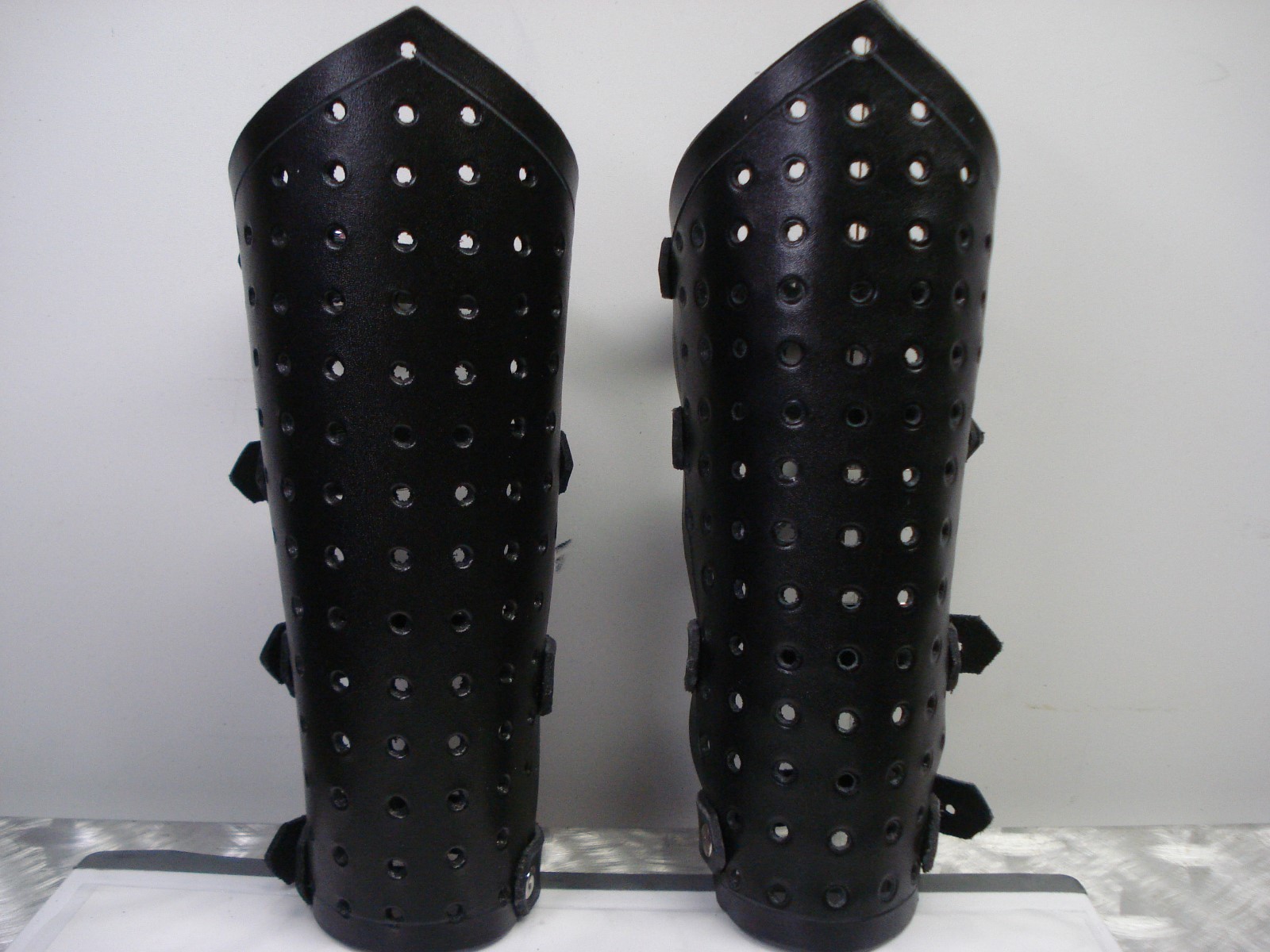 LEATHER PRE-PUNCHED UNISEX LEATHER GAUNTLET.BLACK METAL.(MDLUG0347)……FINLAND
