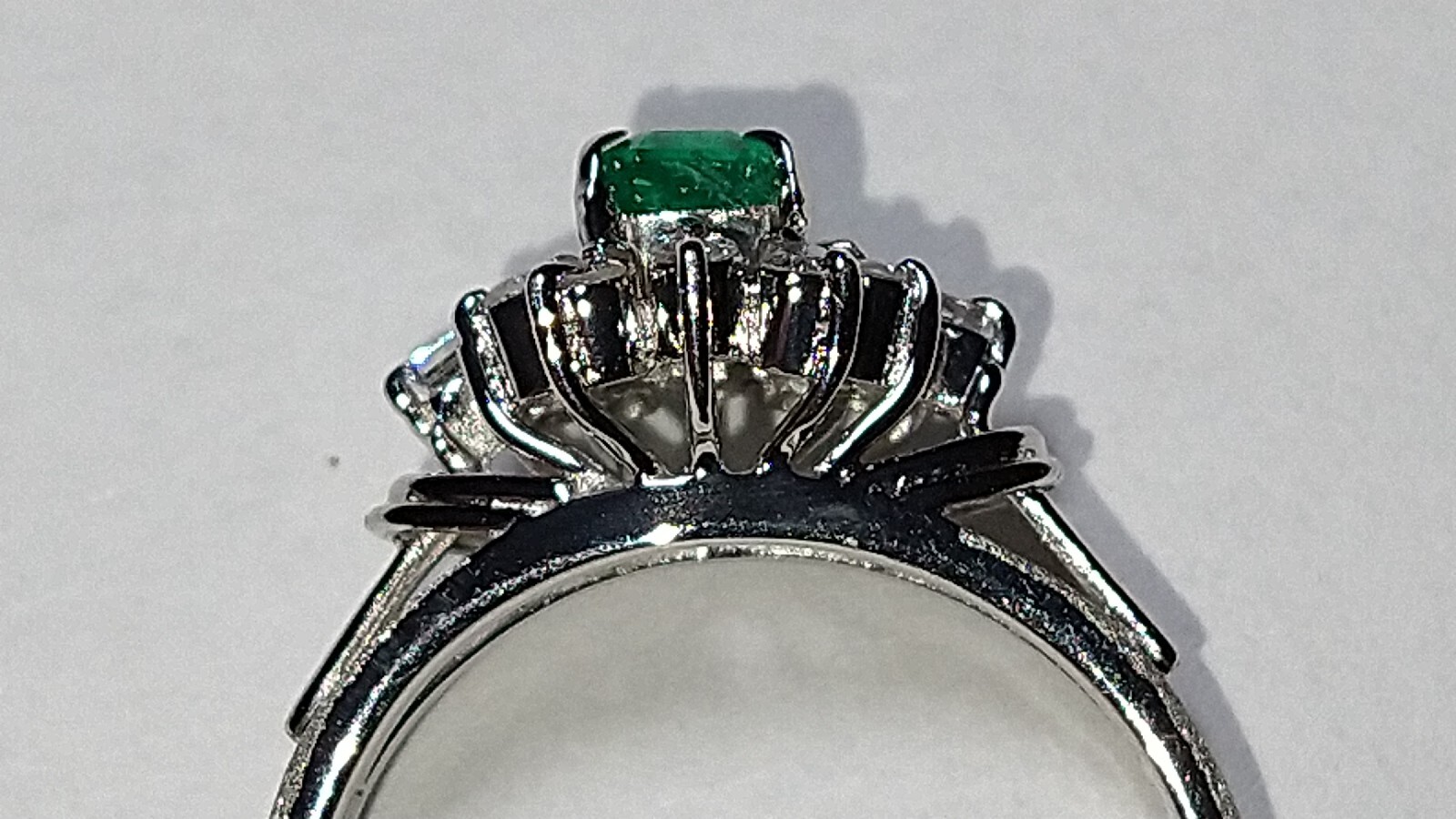 Solid platinum 0.57 carat natural emerald diamond ring 4.05 grams sz 4.75 pt900