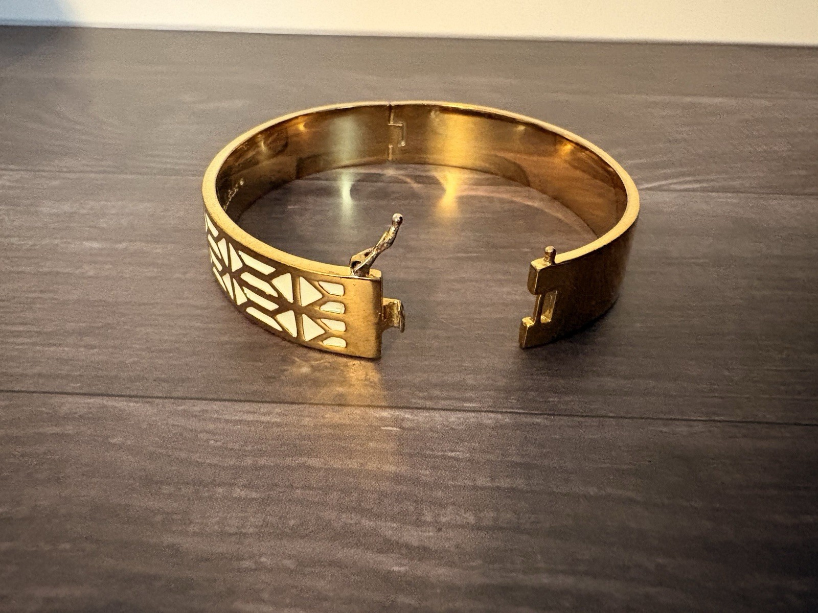 Stella & Dot Breezeblock Enamel Bangle & Gold Tone Buckle Bracelet Stack Set