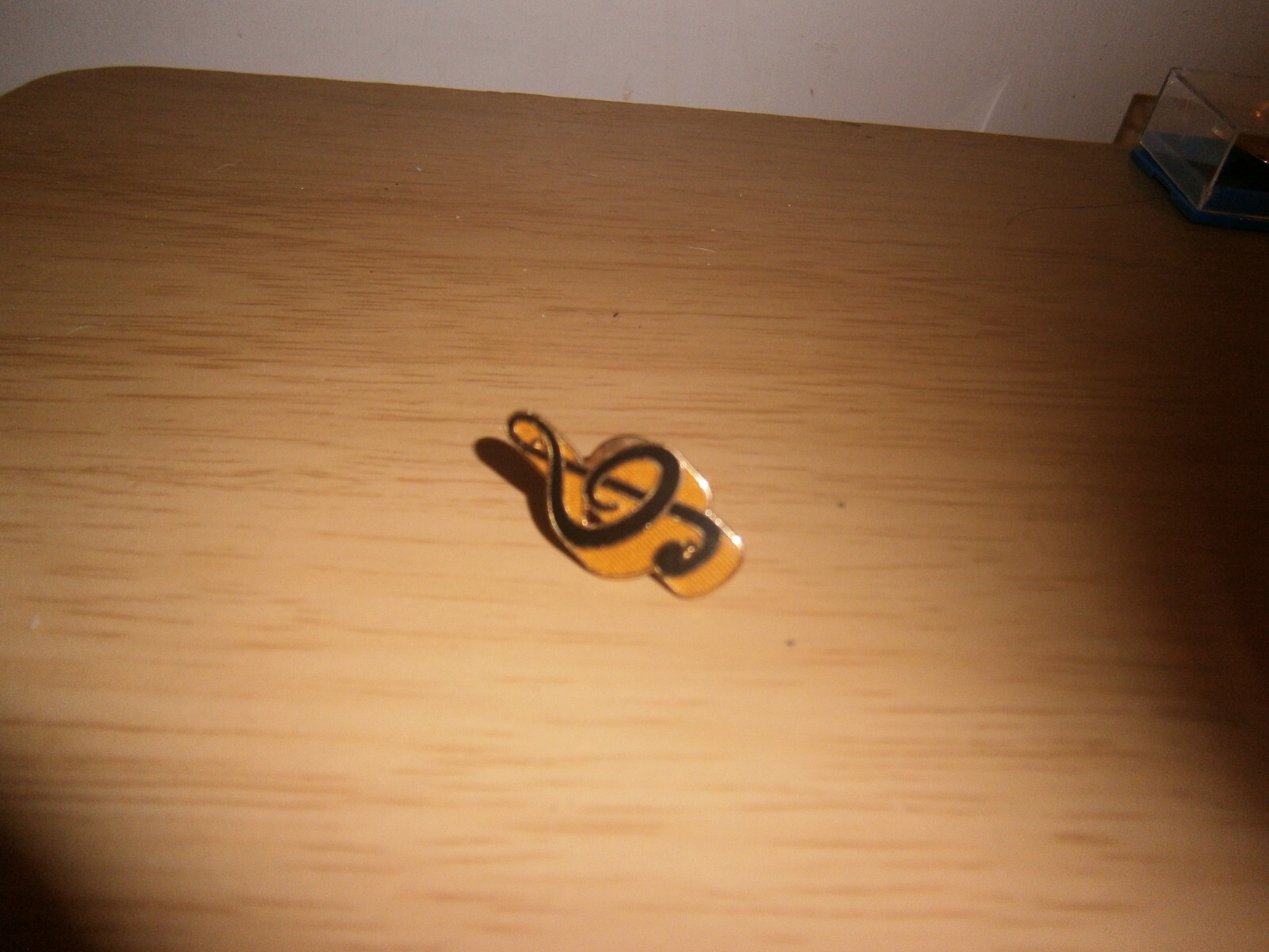 Vintage double clef style ‘Future Primitive U.S.A’ brooch pin. 3cm. (E11b)