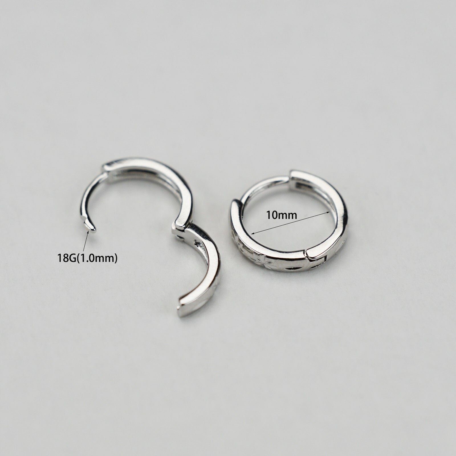 2Pcs Stainless Steel Retro Fashion Flower Hoop Huggie Stud Earrings Piercing