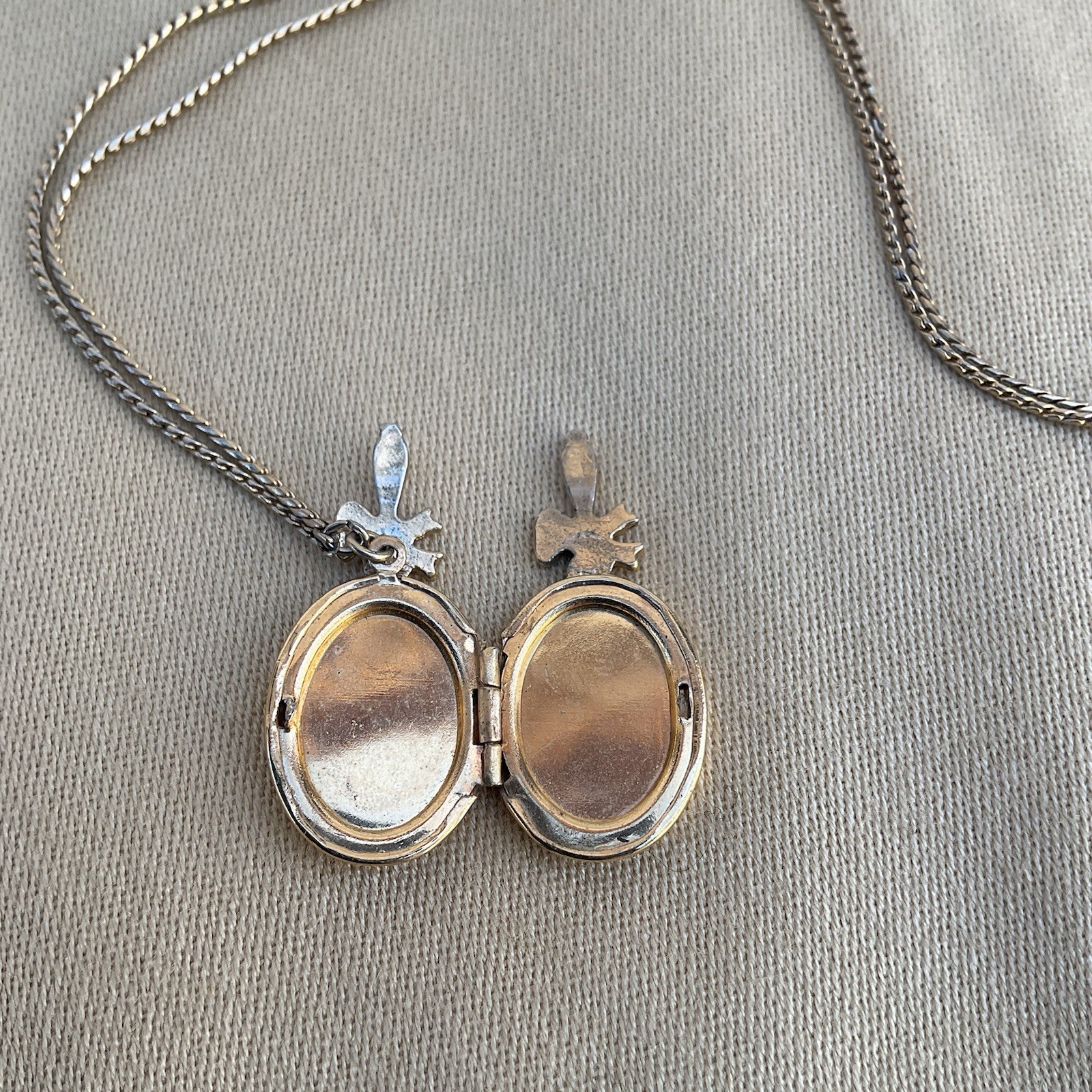 1928 Jewelry Double Photo Floral Locket 14″ Necklace Victorian Gold Tone