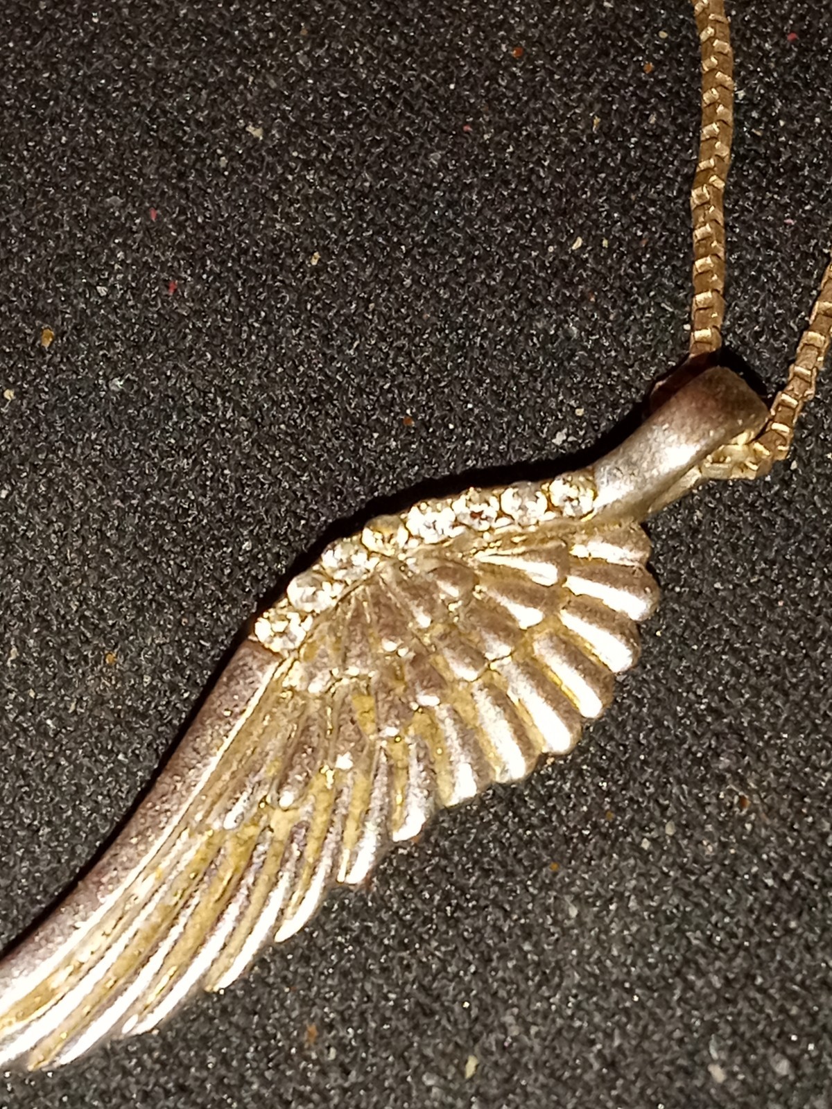 .925 Silver “Angel Wing” necklace w/8 crystal stones, 22″ box chain/circle clasp