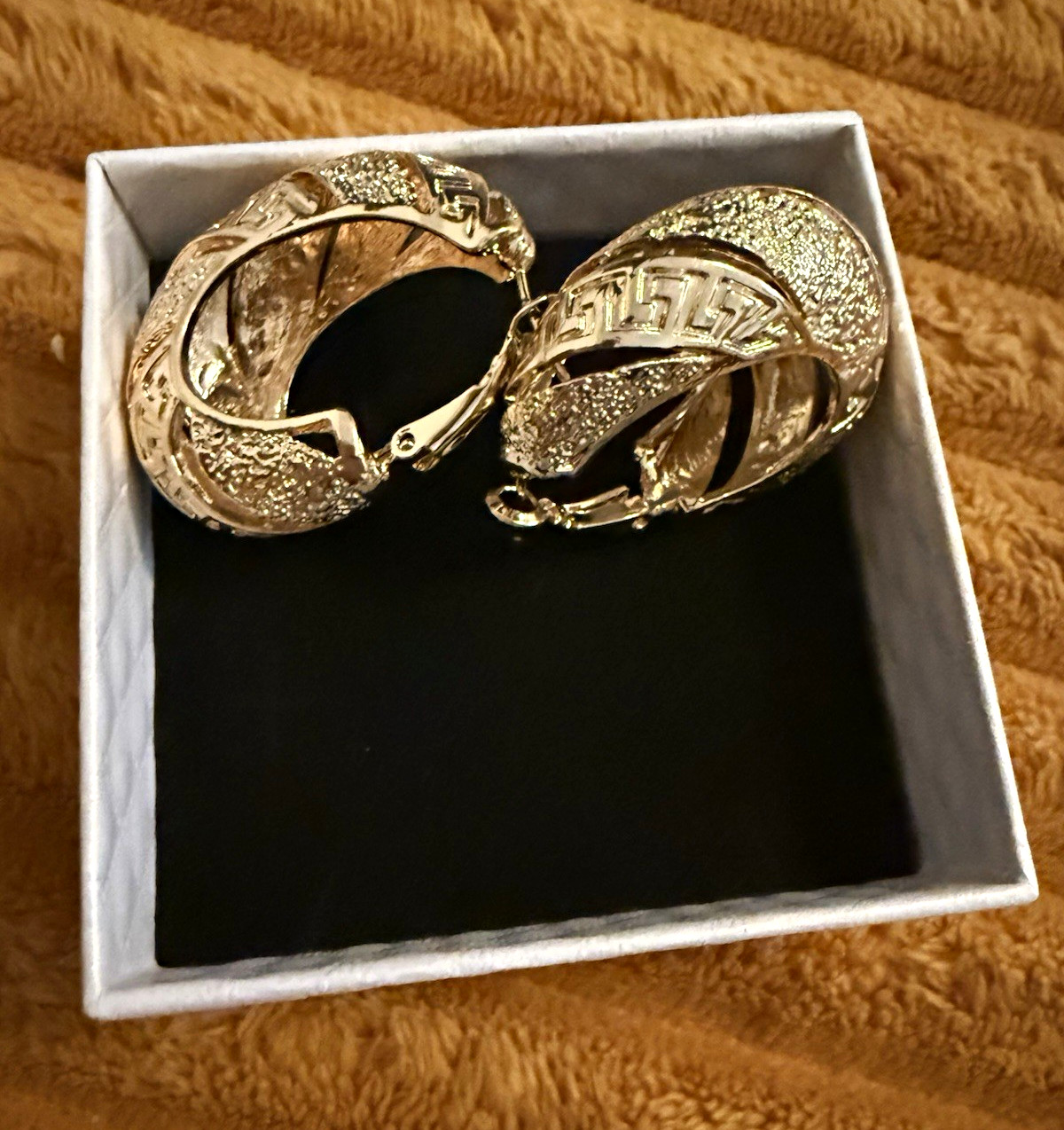 Gold Tone Textured Pattern Hoop Earrings Latch Back Closure Round No Stone