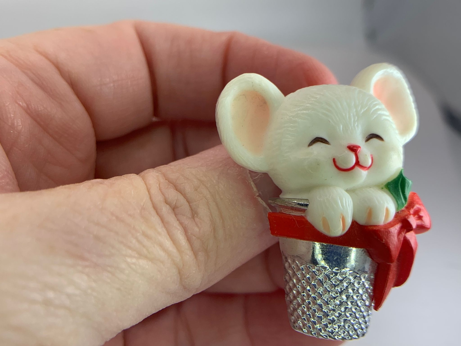 Christmas Mouse in Thimble HMK CDS Vintage Resin Silver Pin Brooch M-0878