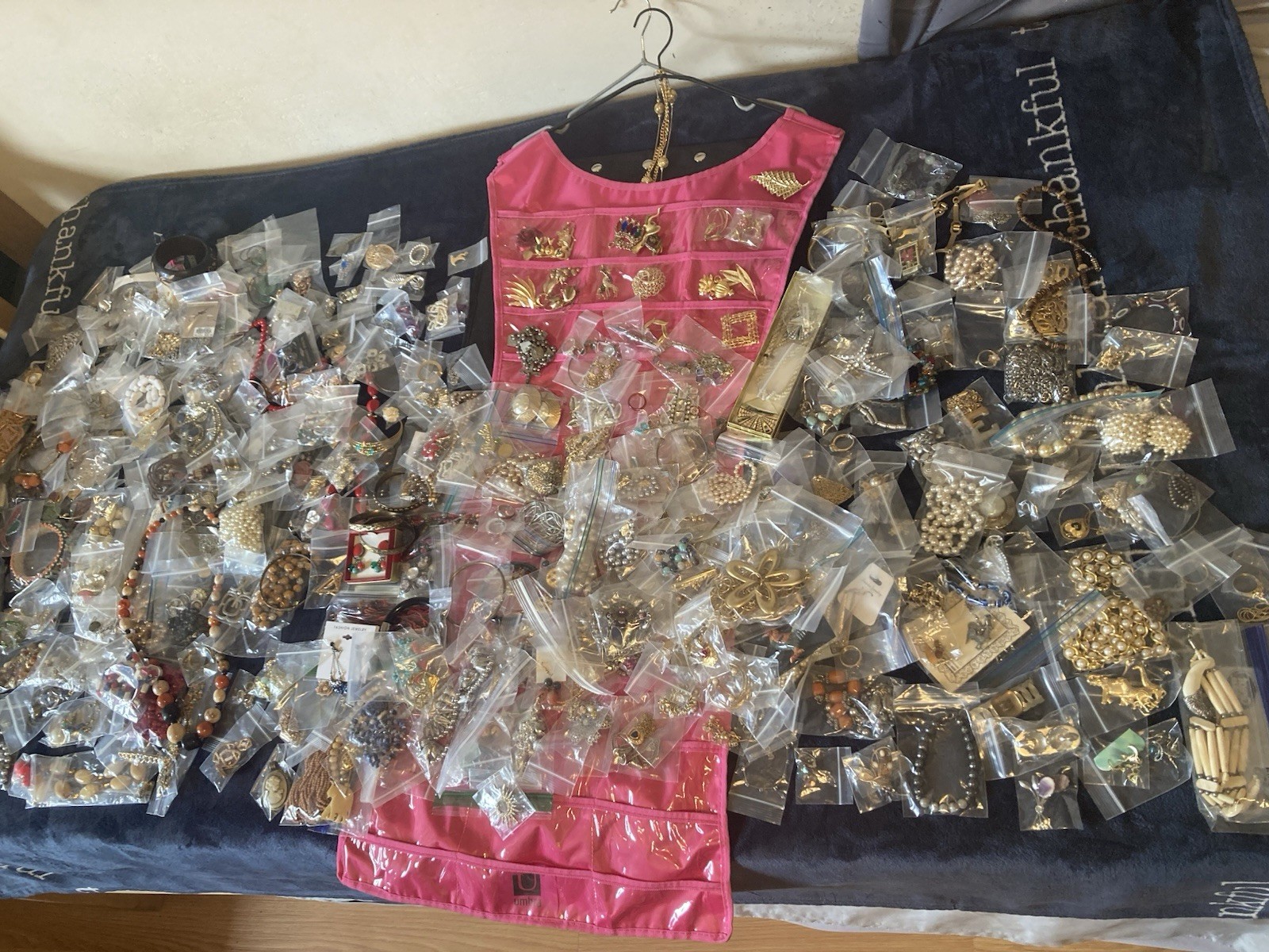 2,000 PCS Jewelry Rings Earrings Necklaces Bracelets Broches Pins $Maker$ Lot