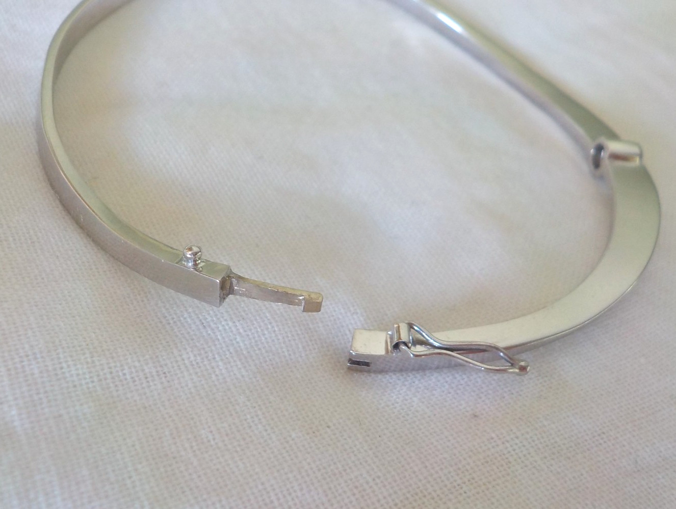 Modern 14K White Gold Knife Edge VS Diamond Bracelet – 9.8 gms, 6.7 in, 0.28 ctw