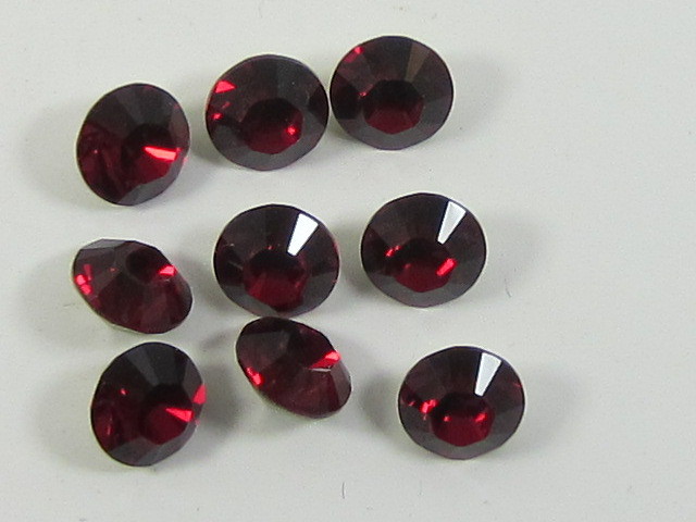 1gr. 32pp SIAM FOILED POINTED BACK European Rhinestones