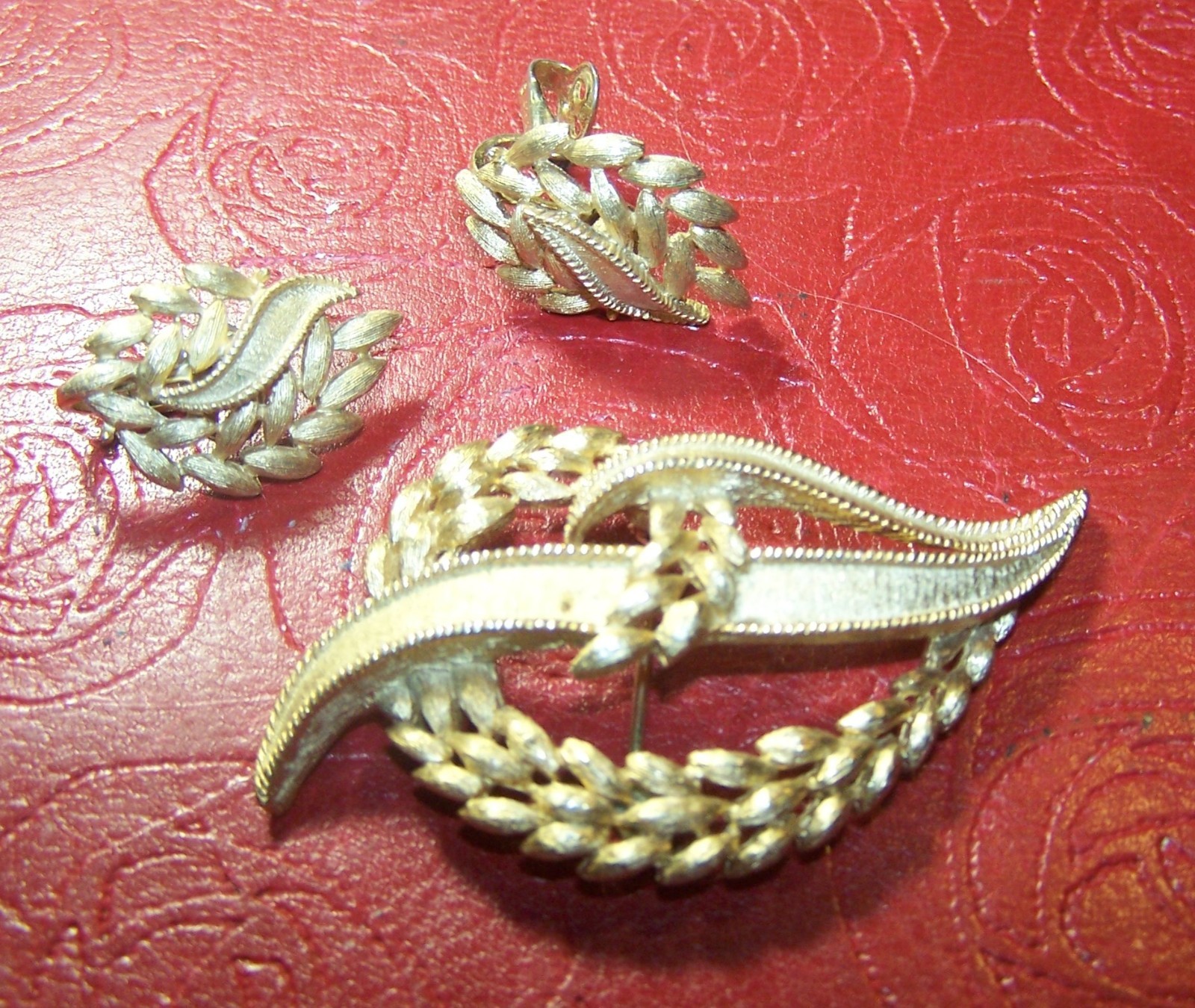 VINTAGE TRIFARI BROOCH CLIP ON EARRINGS BRUSHED GOLD TONE STUNNING CONSERVATIVE