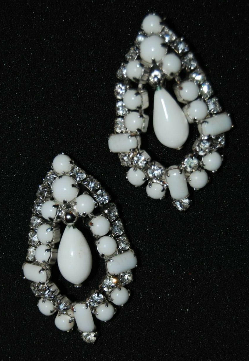 ELEGANT VTG RHINESTONE COUTURE WHITE CABOCHONS RHINESTONES DANGLE CLIP EARRINGS