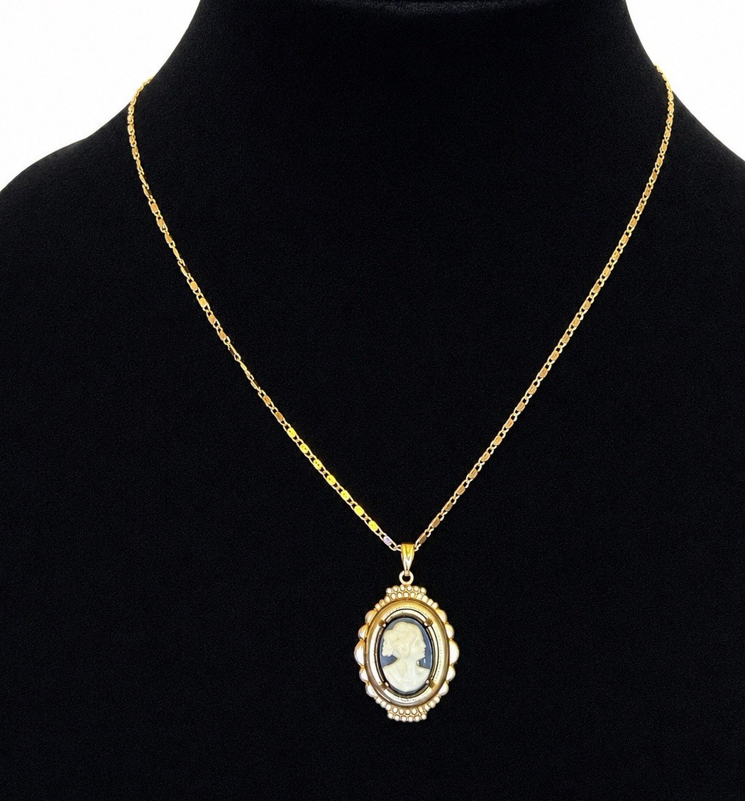 G Vintage Black & Ivory Cameo Pendant Necklace (c. 1975–1985)