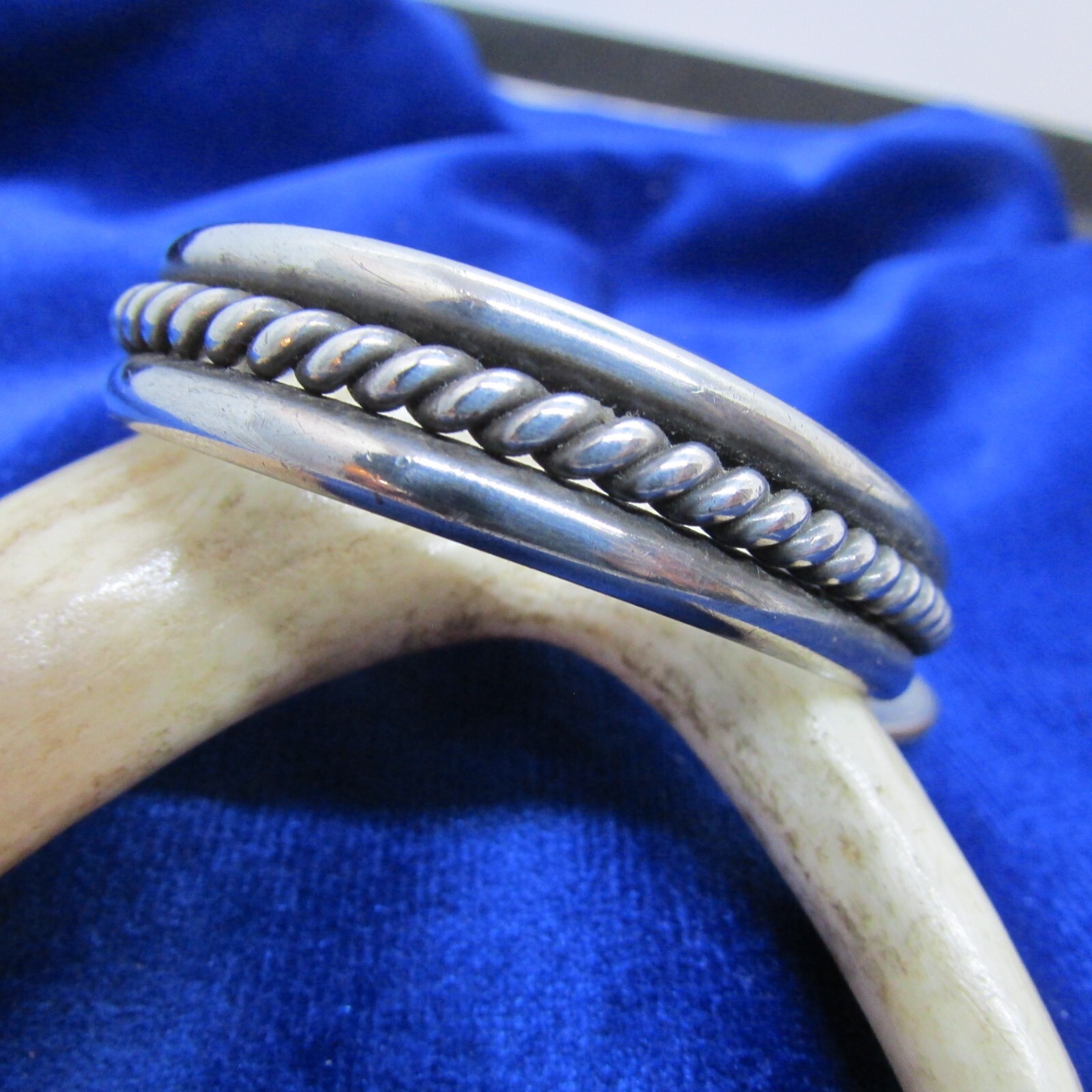 VINTAGE SOUTHWEST N A STERLING CUFF W/ 2 SOLID AND 1 TWISTED BAND