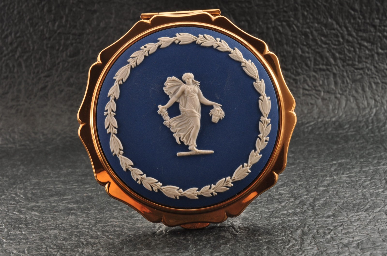 Near mint, England brand “Wedgwood” powder compact and LIP VIEW blue and blue.