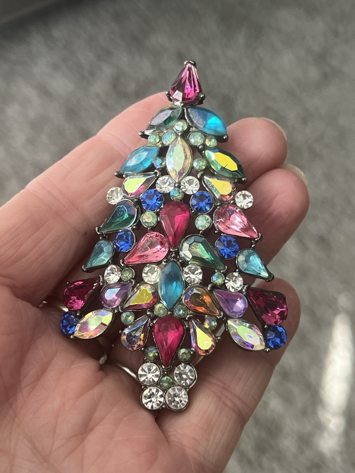 Vintage 2006 Avon Rhinestone Christmas Tree Collectible Brooch Pin