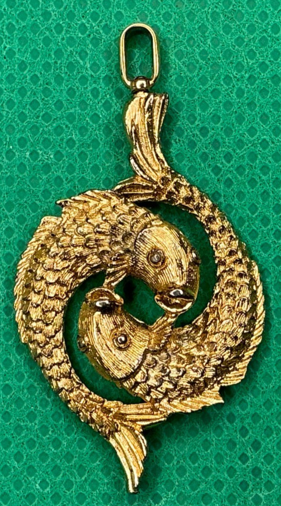 Vintage Gold Tone Double Koi Fish Pendant Pisces Zodiac Charm Textured 5.36g