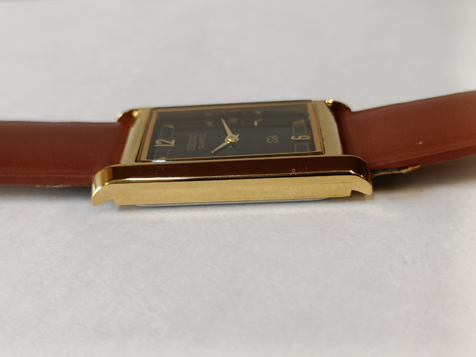 VINTAGE SEIKO SLIM QUARTZ BLACK DIAL JAPAN MEN’S WORKING DRESS WATCH
