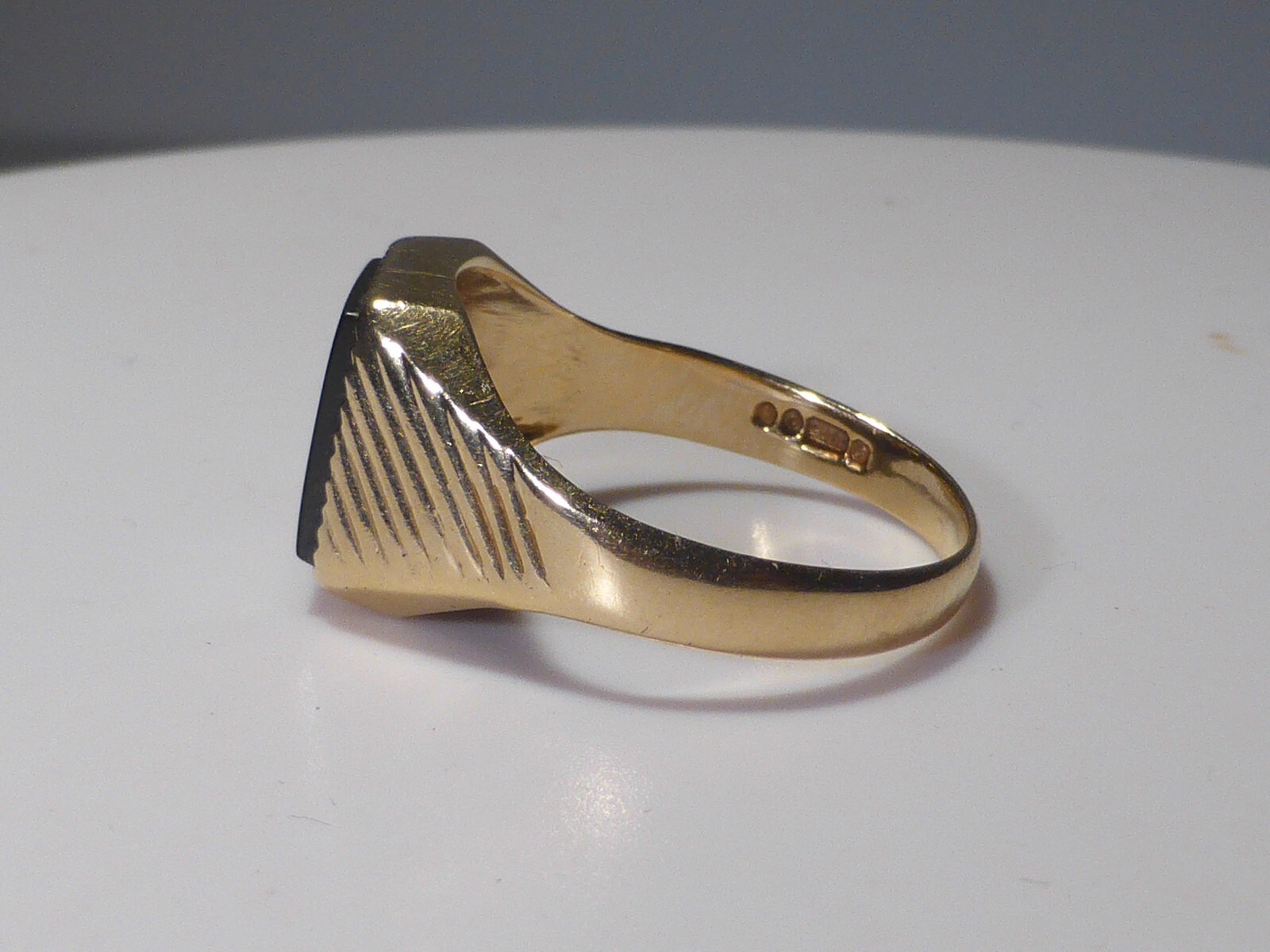 9ct Gold Signet Ring Jet UK Hallmark 1969 AJ Size T 1/2 Boxed