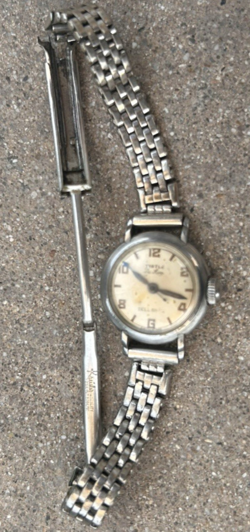 Vintage JUVENIA Ladies’ Hand-Wound Watch Working Condition Engraved By Kreisler