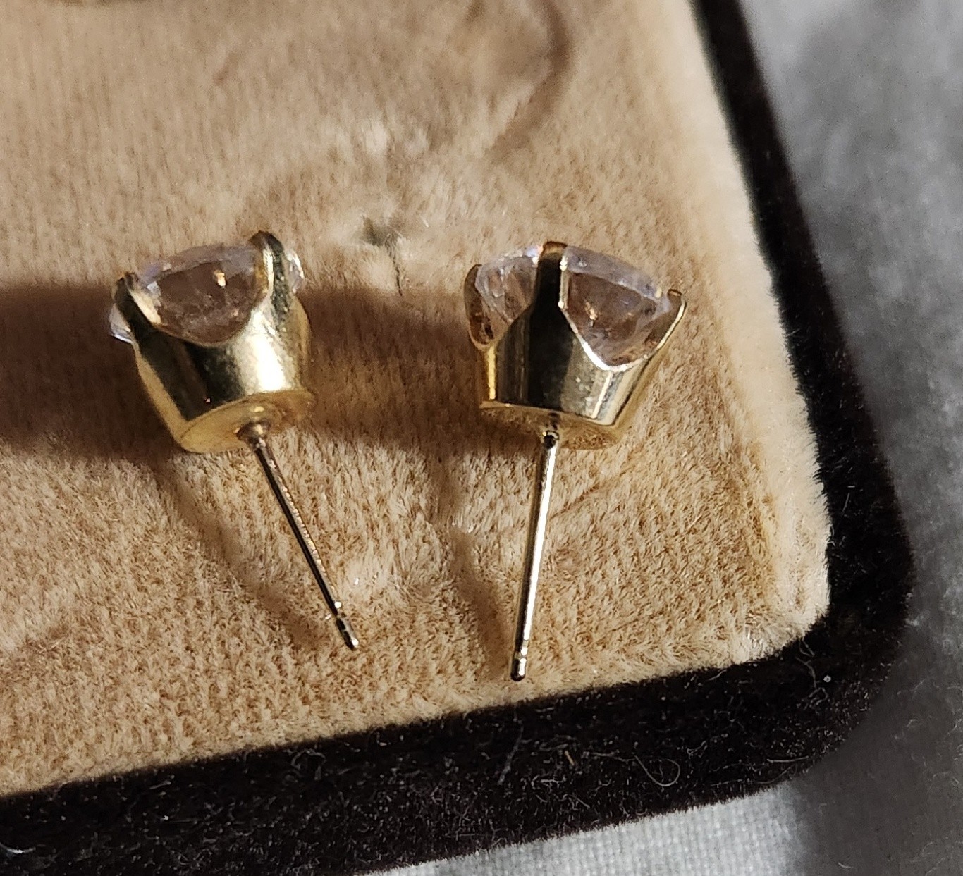 14kt yg BEAUTIFUL EARRINGS OVER 1 CARAT EACH EARRING 2.6 GRAMS FOR PR