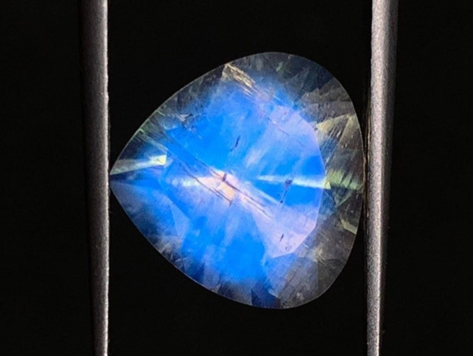 AAAAAAAA Mazing Blue Fire Rainbow Moonstone Heart Shape Faceted Cut Size 11 mm