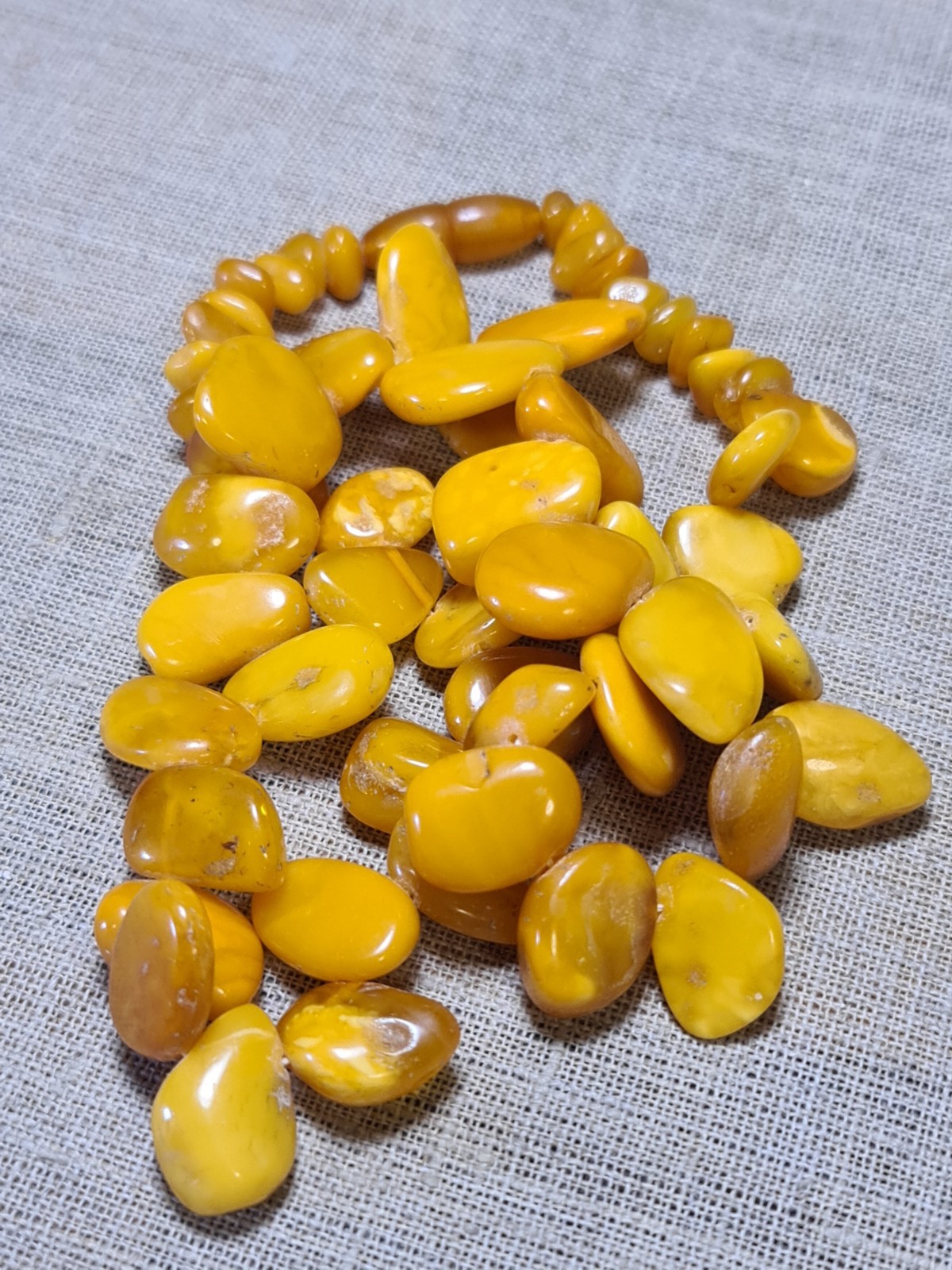Amber old antique, egg yolk. Necklace, beads 60 grams . Women’s vintage jewelry.