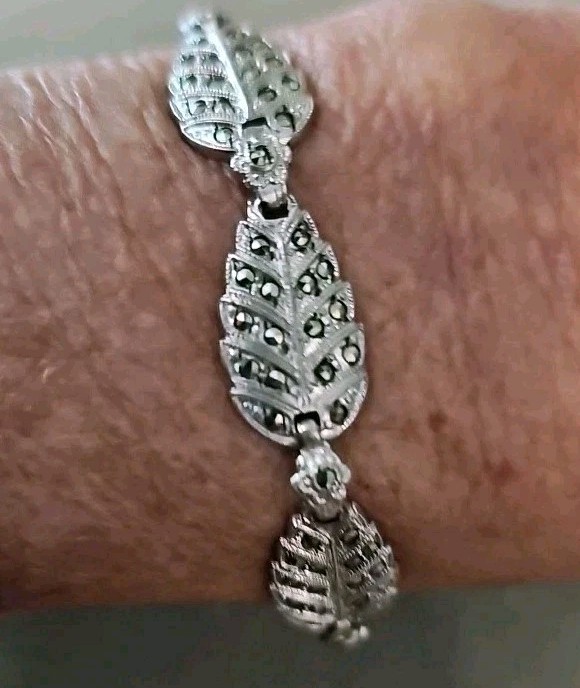 Vintage Signed B.B. Sterling Leaf Design Bracelet with Marcasite Stones 7 5/8″