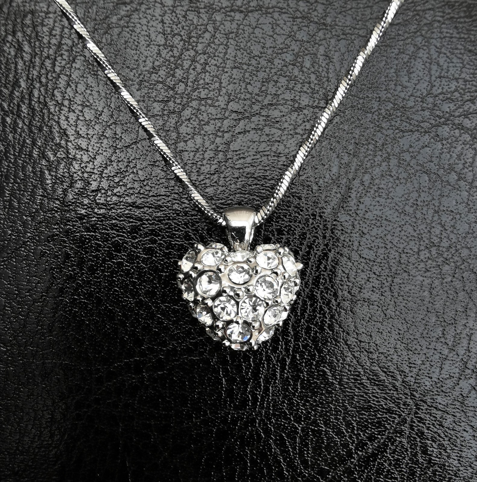 SILVER TONE DIAMANTE HEART SHAPED PENDANT NECKLACE IN EXCELLENT USED CONDITION