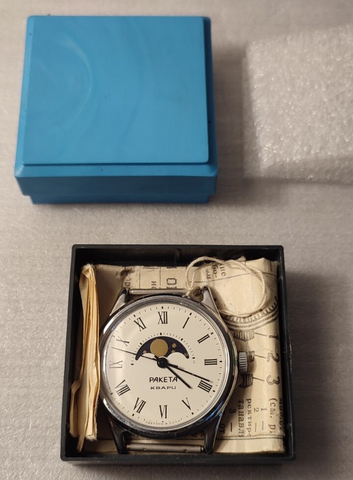 NEW !! Quartz watch RAKETA, Real Moon Phases Calendar, “Moon” USSR