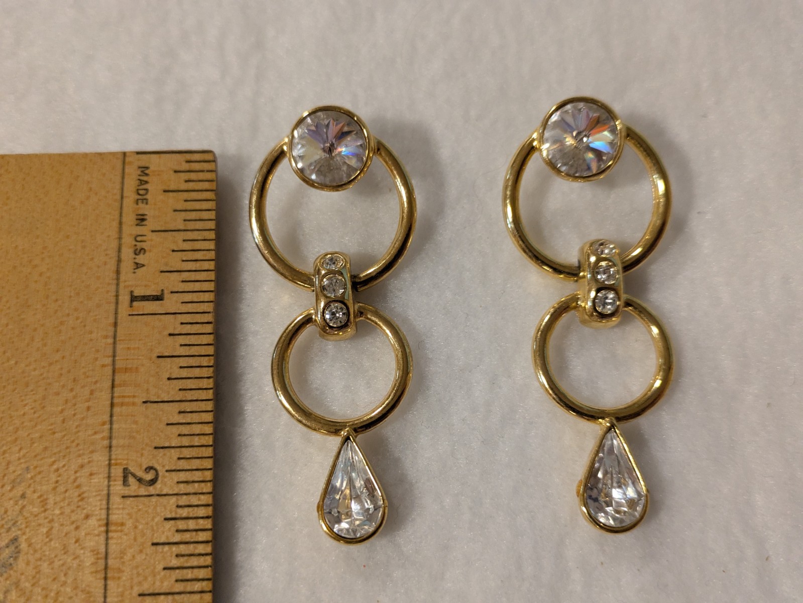 VINTAGE BIJOUX DESIGNS NEW YORK GOLD TONE TEARDROP PIERCED DROP EARRING STUNNING
