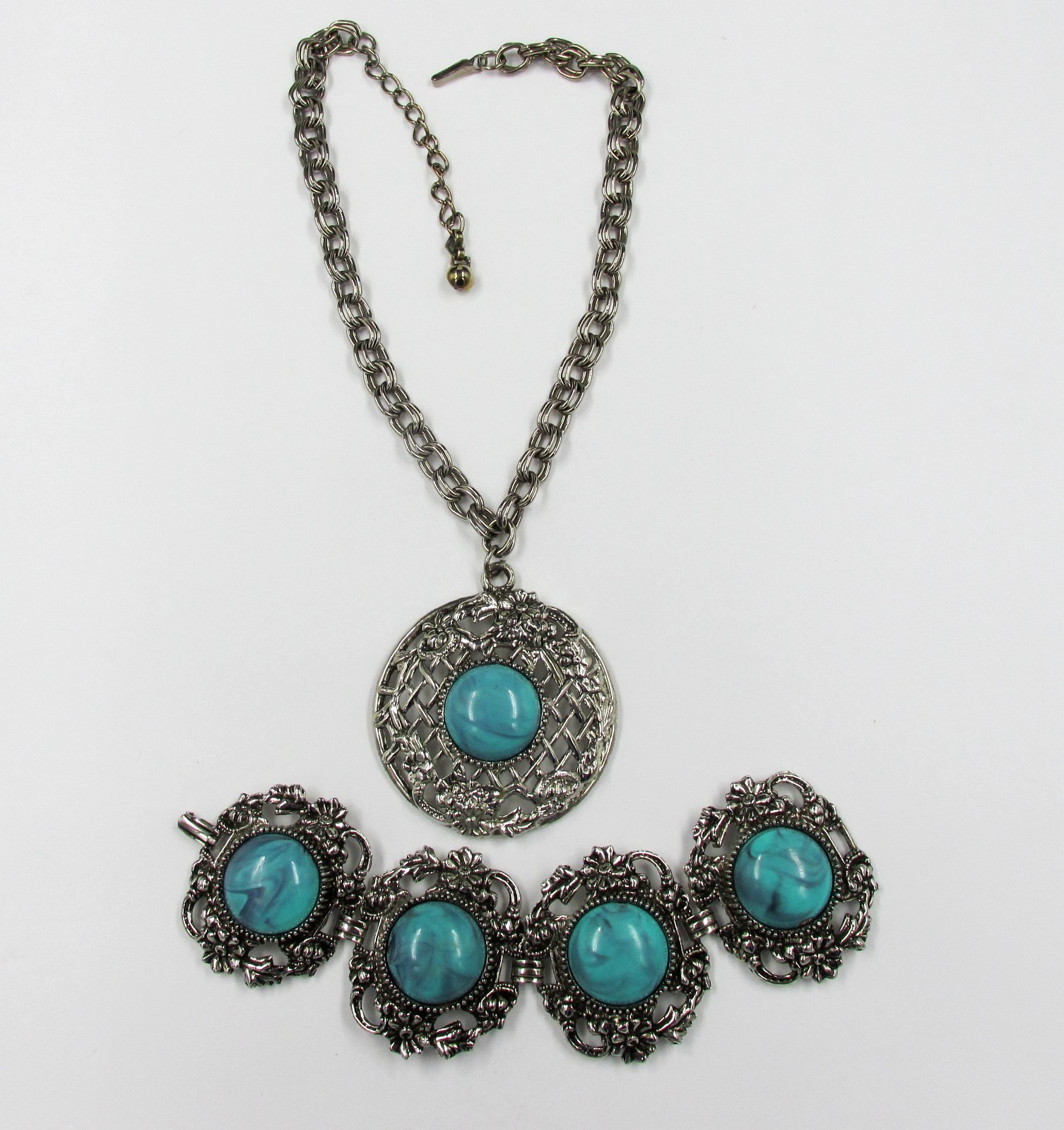 Faux Turquoise Cabochon Chunky Silver Tone Medalion Necklace Bracelet Set