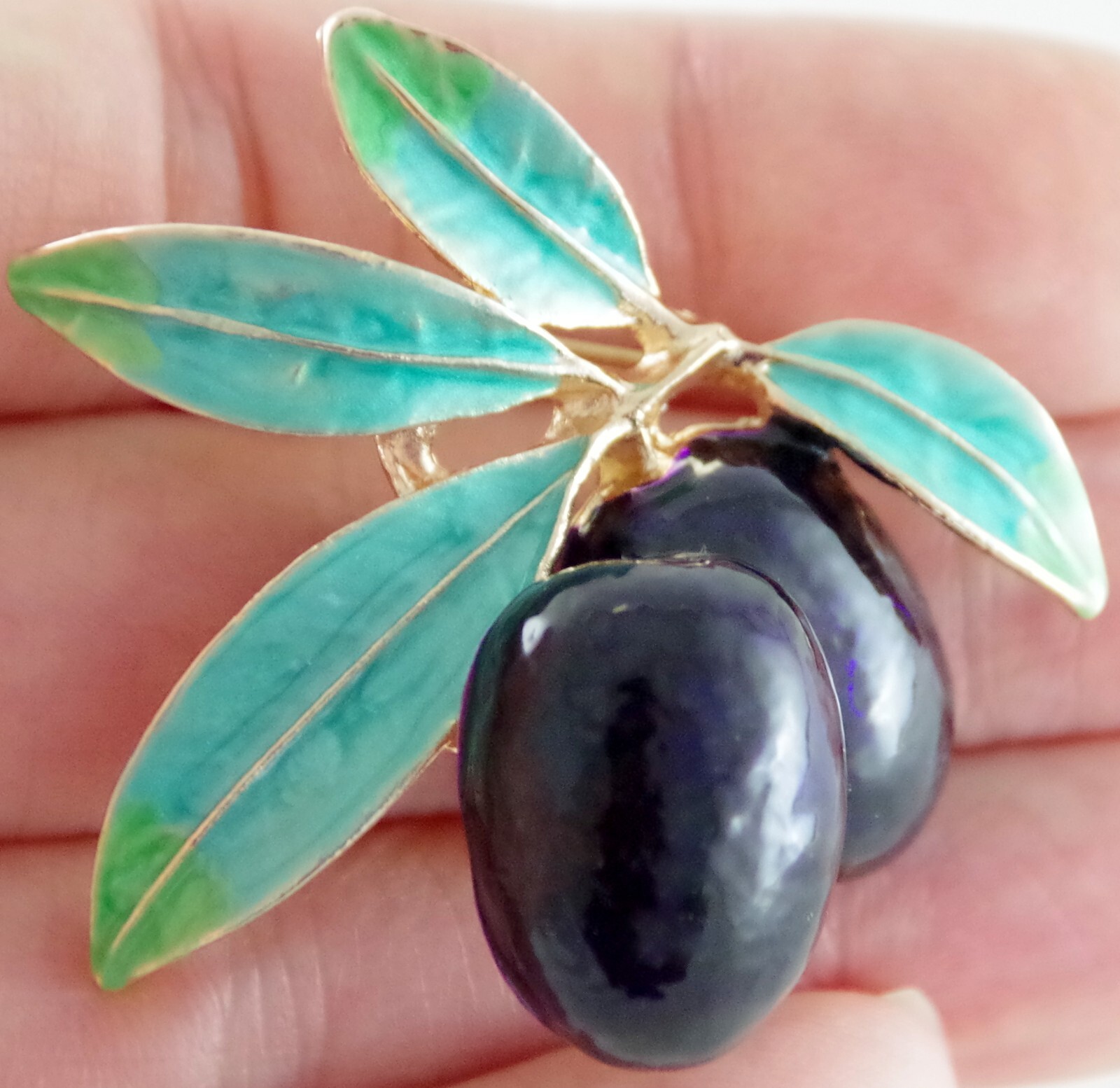 Pretty! 1.75″ NWOT HIGHLY DIMENSIONAL BLACK OLIVE FRUIT ENAMEL & GOLD BROOCH PIN