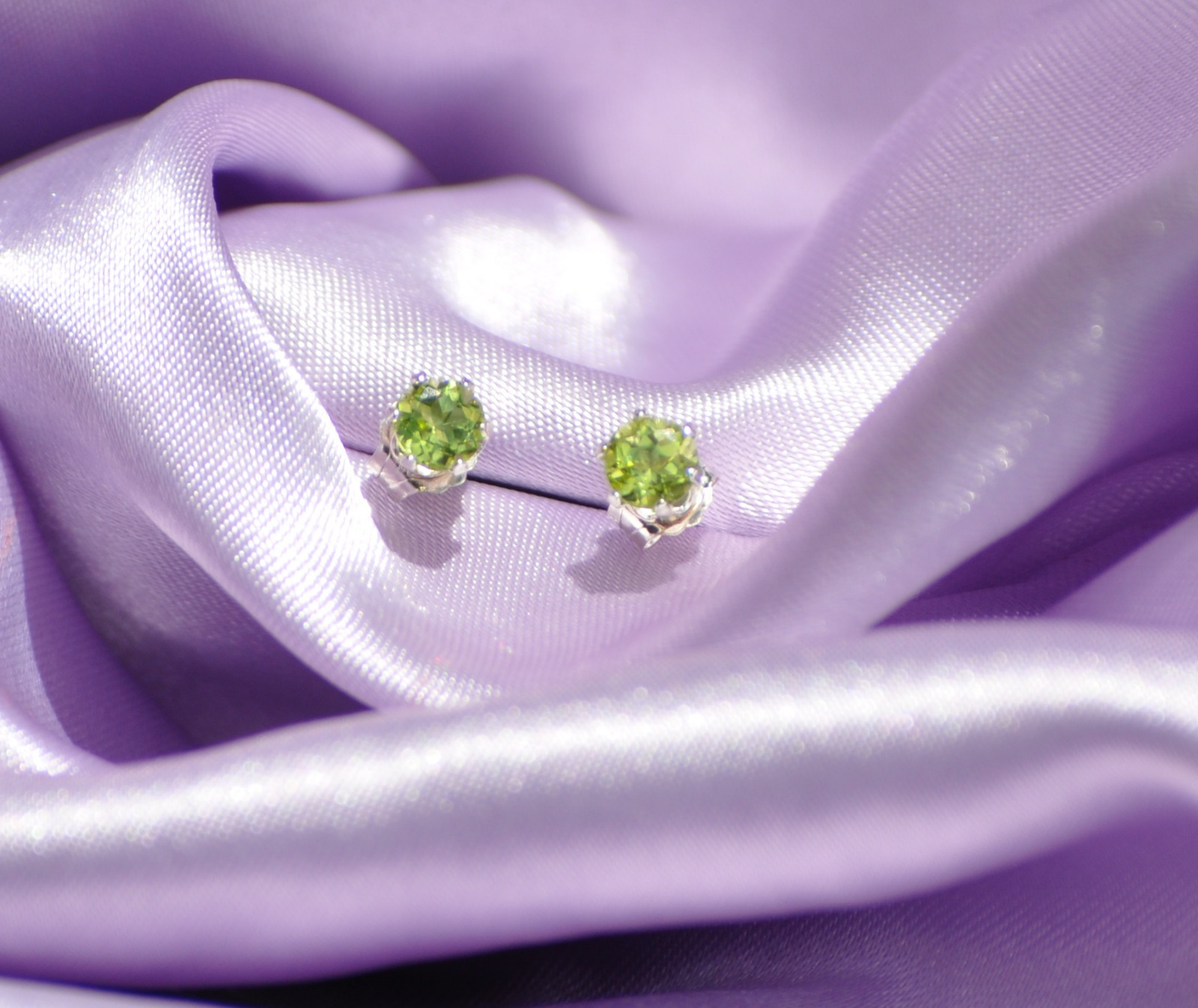 PETITE ROUND GREEN PERIDOT STUDS IN STERLING SILVER– 3.0mm