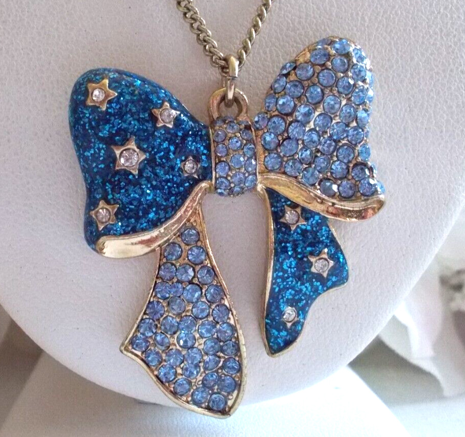 BETSEY JOHNSON LOVELY BLUE HEAVEN’S TO BETSEY PAVE CRYSTAL INLAY BOW NECKLACE