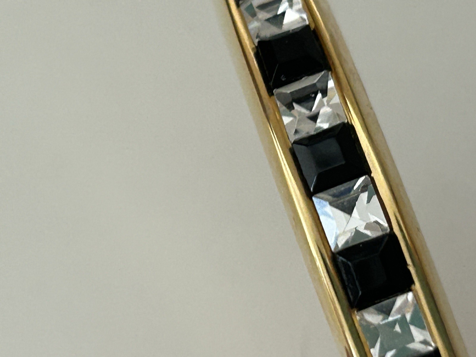 GOLD TONE BLACK & CLEAR RHINESTONE HINGED BANGLE BRACELET 6.5″ PRISTINE