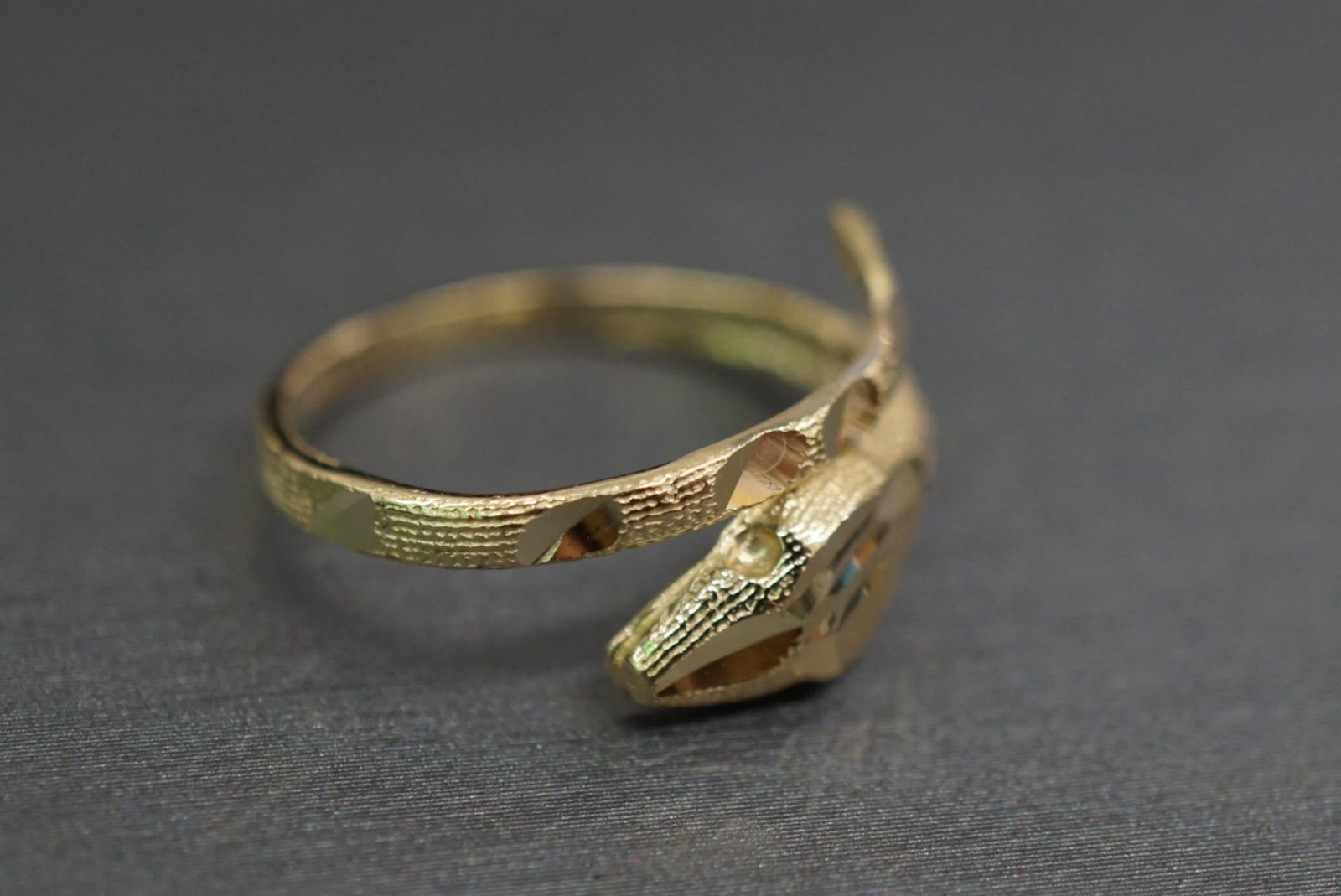 Real 14K Solid Yellow Gold Diamond Cut Snake Band Ring. Size 7