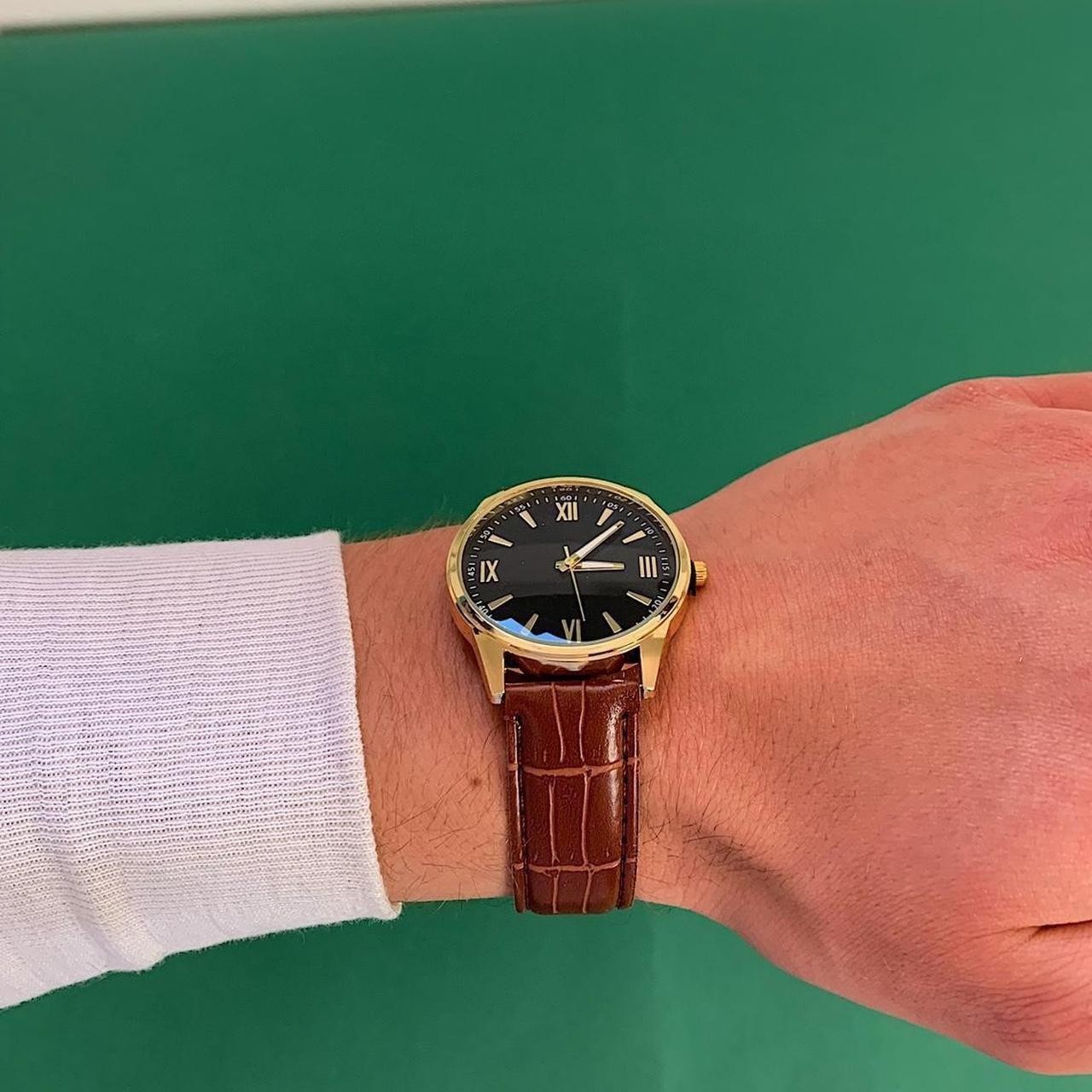 Minimalistic Black essential vintage style gold and leather style band watch. 9