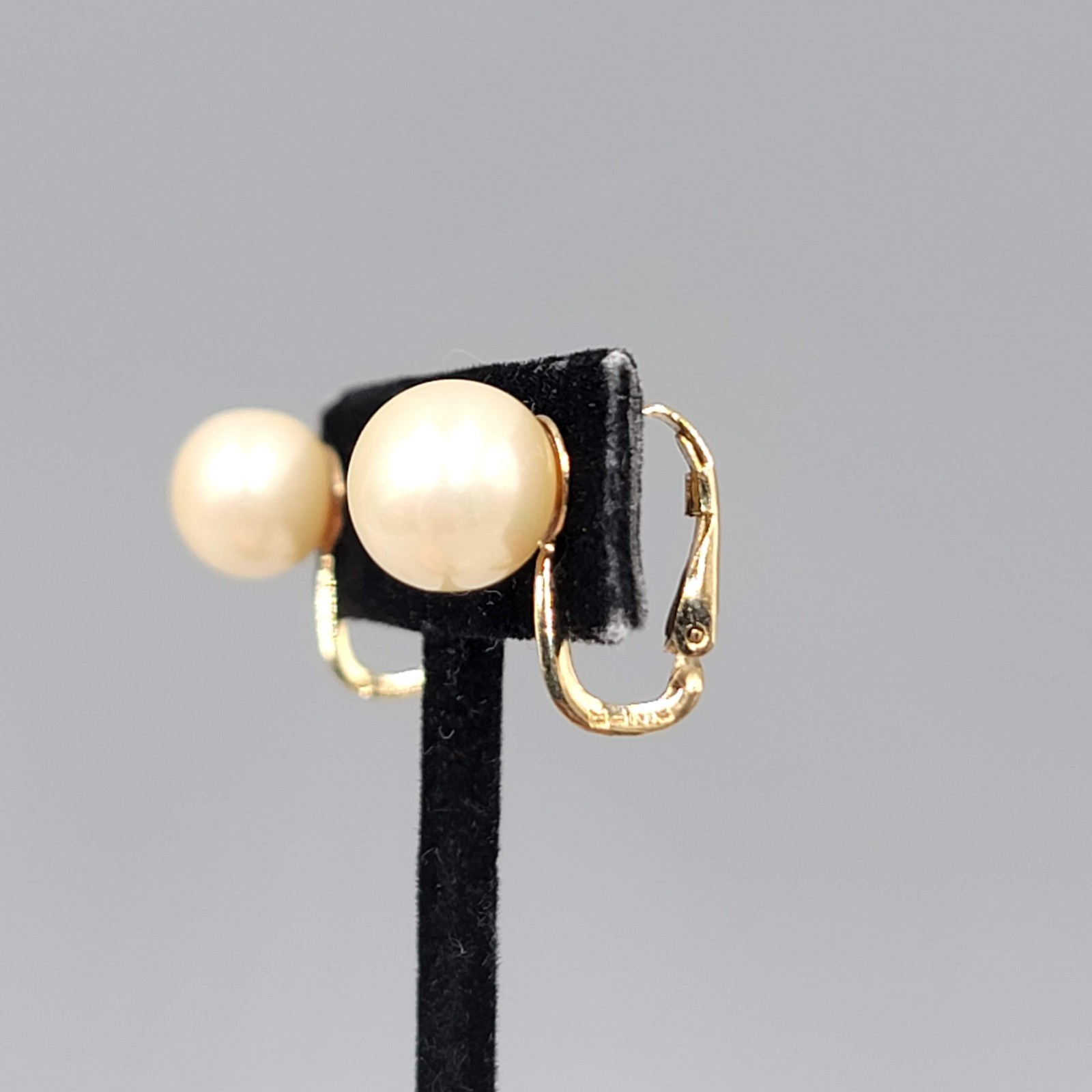Vintage CINER Faux Pearl Bead Clip on Earrings Studs Gold tone 3/8 in