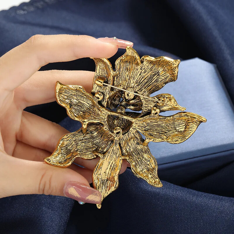 Women Full Crystal Flower Luxury Brooches Lady Casual Banquet Shiny Pins Corsage