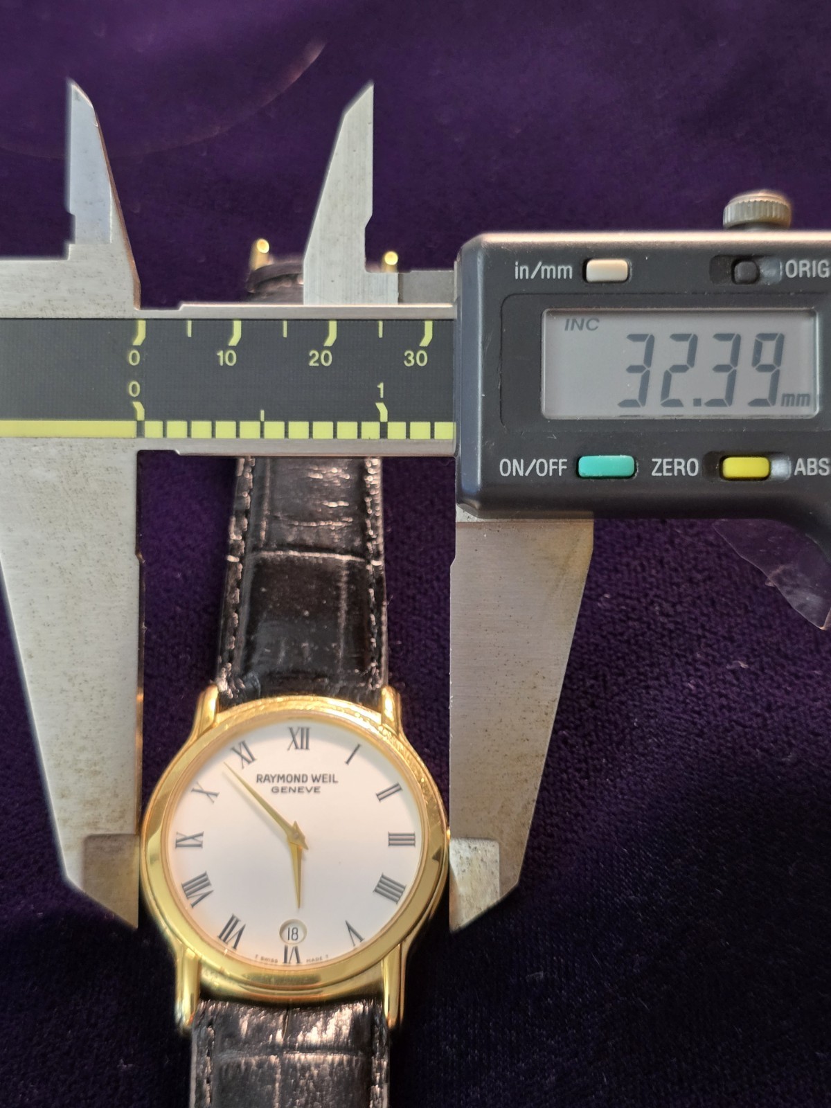 Raymond Weil Geneve 5571 Swiss ETA Roman Dial Gold Tone Watch Runs Perfect