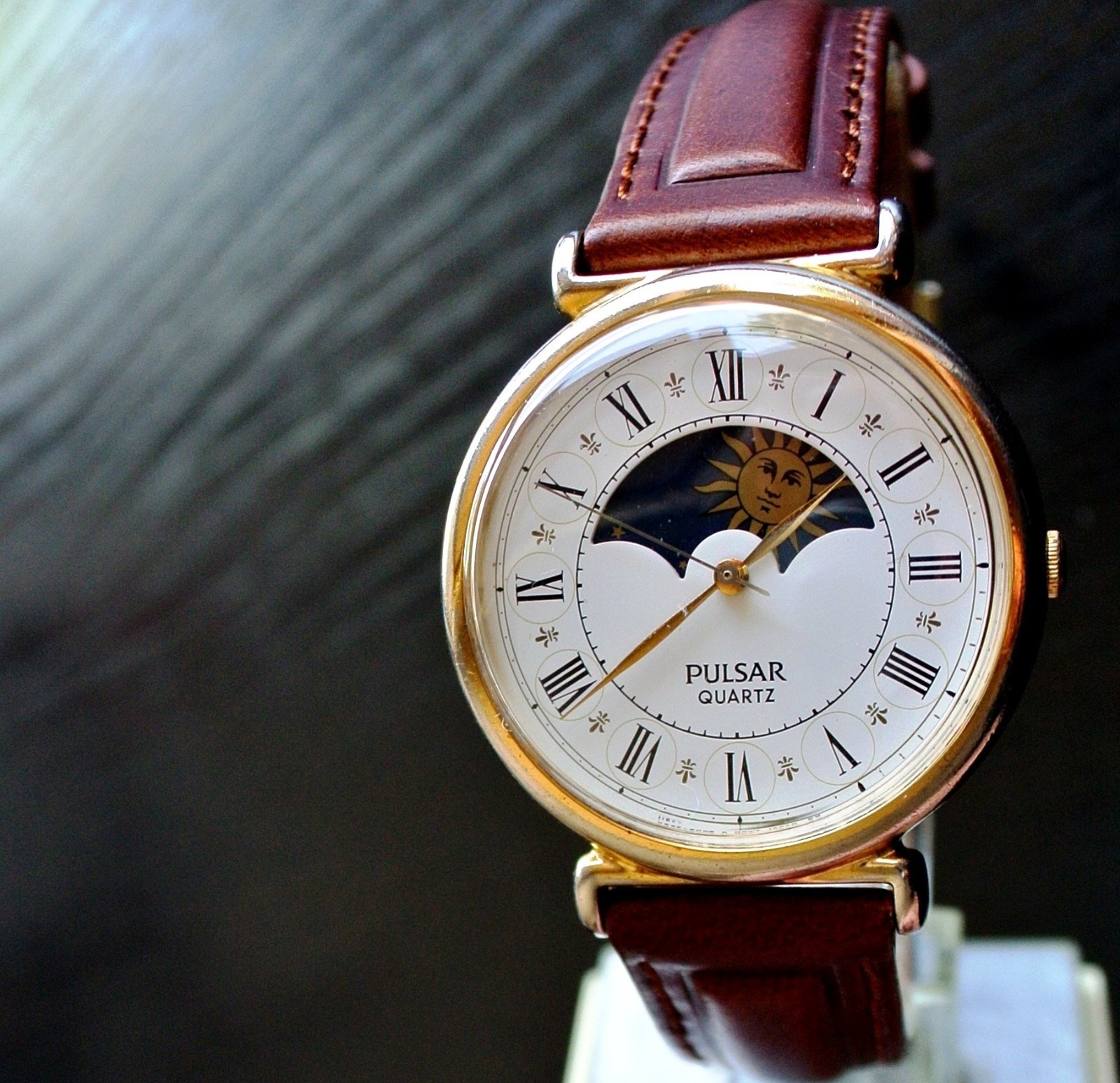 VINTAGE PULSAR SEIKO ELEGANT MOON PHASE QUARTZ MEN’S GOLDEN LEATHER DRESS WATCH