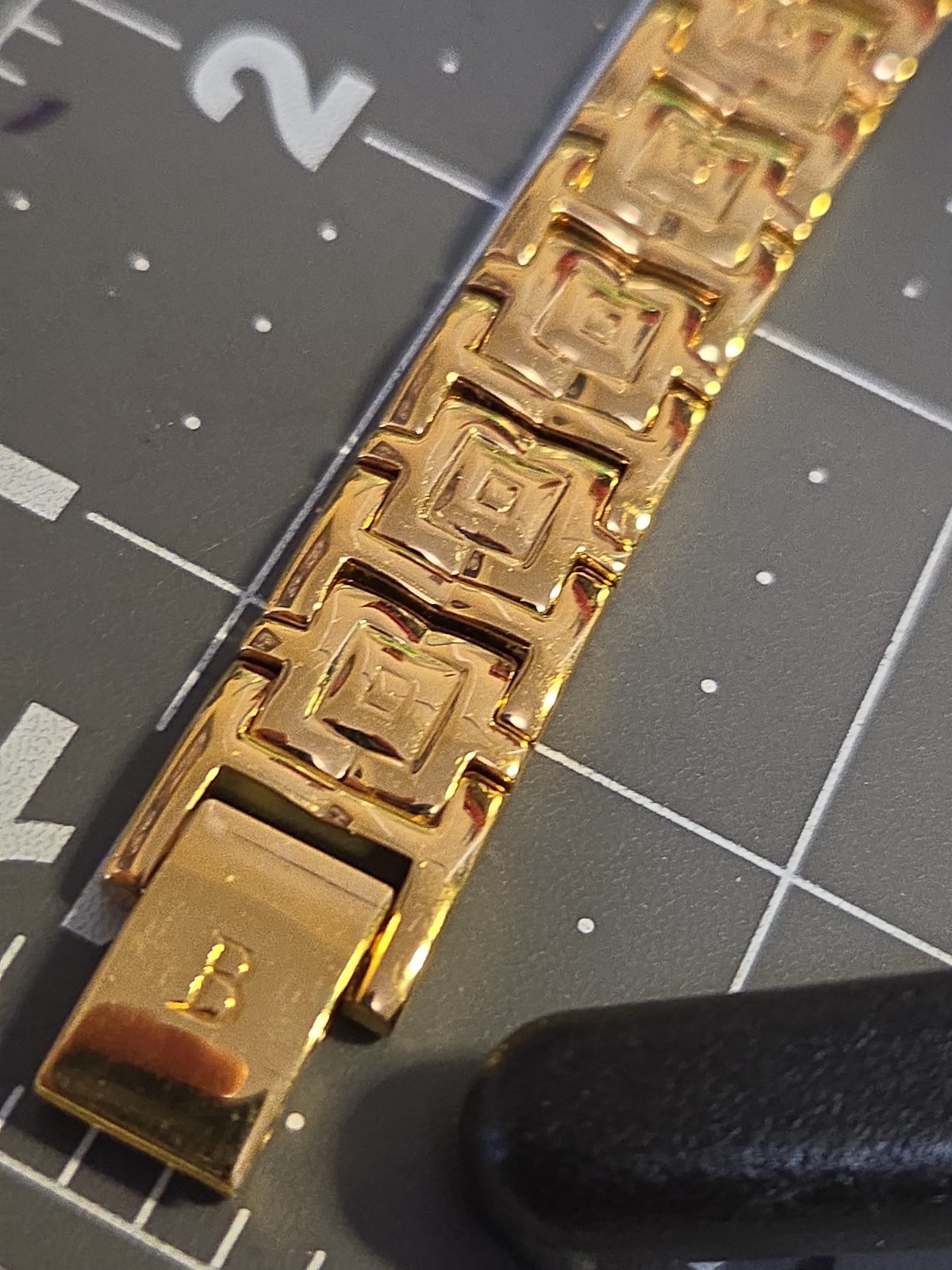Vtg 2000 BULOVA Ladies 16mm Watch Gold Tone DIAMONDS Bezel MOP Tank 7.5″ – RUNS