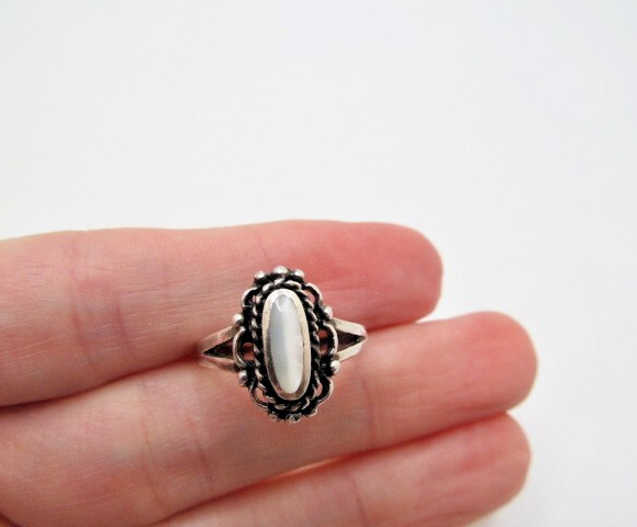 Vintage 925 Sterling Silver Fancy Beaded Twist Mother of Pearl Oval Ring Sz 6.5