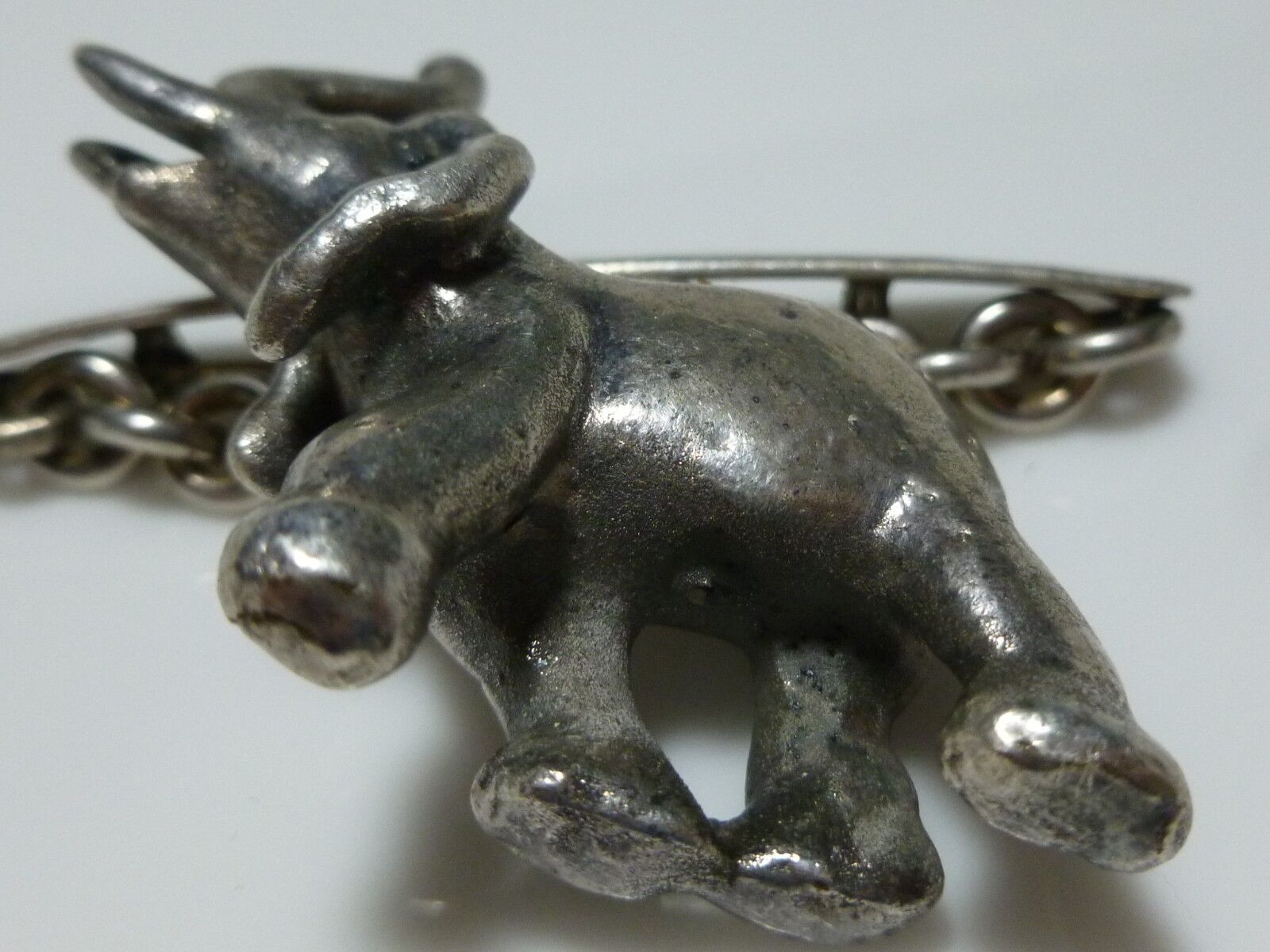 SUSAN CUMMINGS STERLING SILVER HAMMERED BAR ELEPHANT DANGLE BROOCH PIN