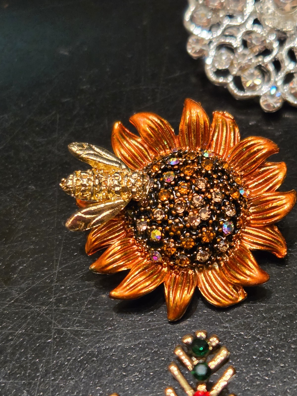 Beautiful Multicolor Rhinestone Flower Floral Bouquet Bee Brooch Lot 293-179