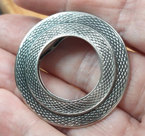 Vtg Lieba USA Multi-Use Double Circle Scarf Clip Textured Silver Tone 1.5″ Dia.